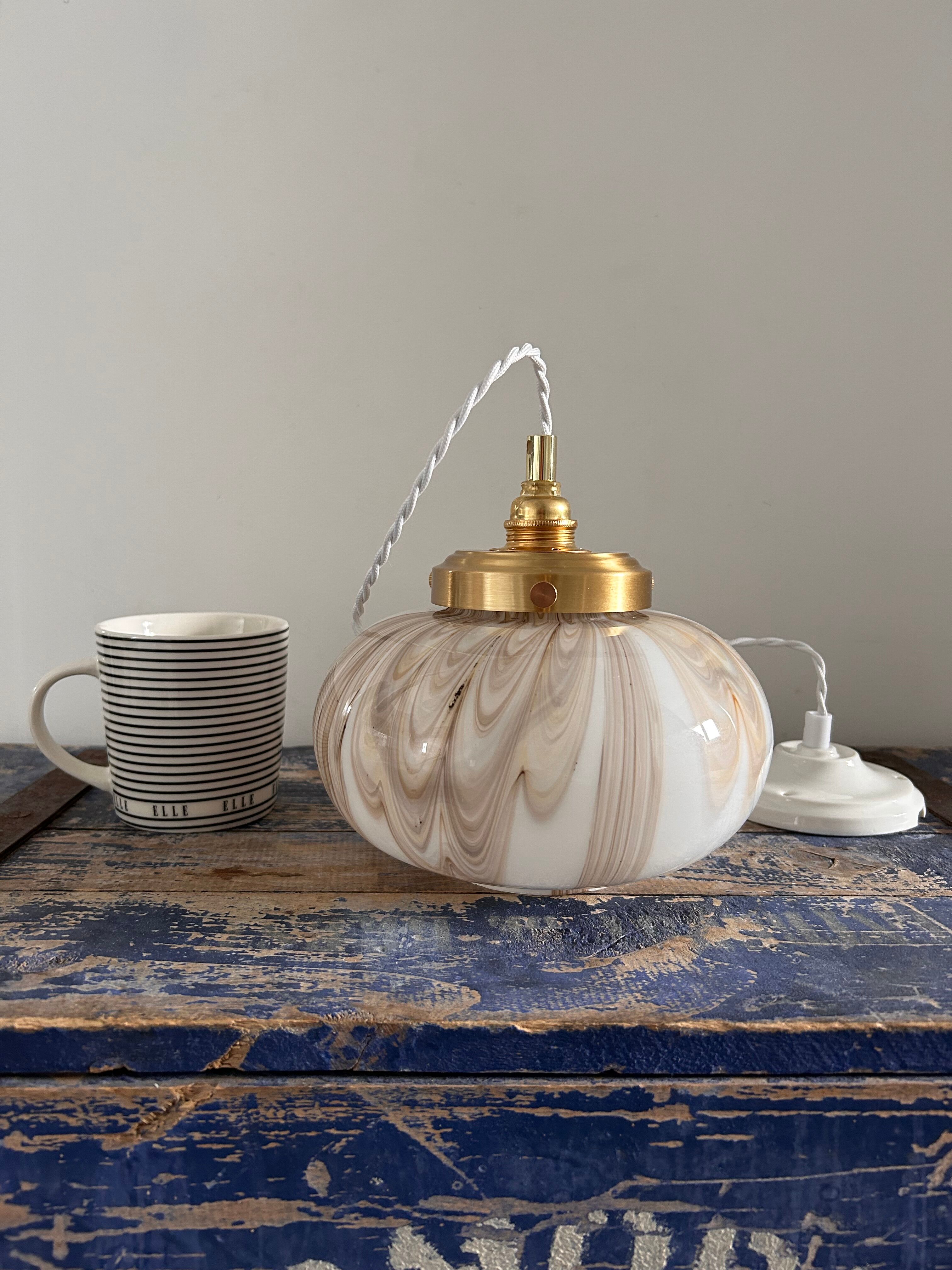 Art Deco suspension in marbled opaline