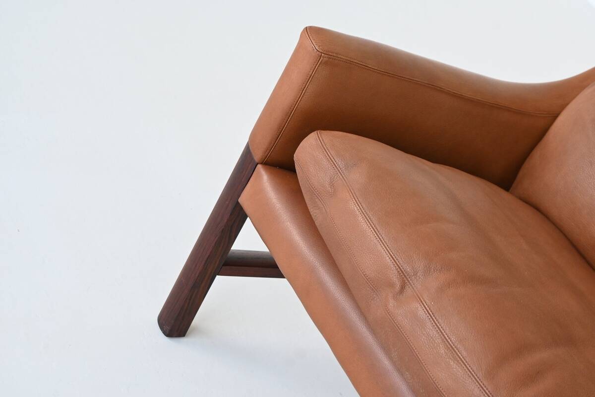 Canapé scandinave trois places en palissandre et cuir marron Danemark 1960