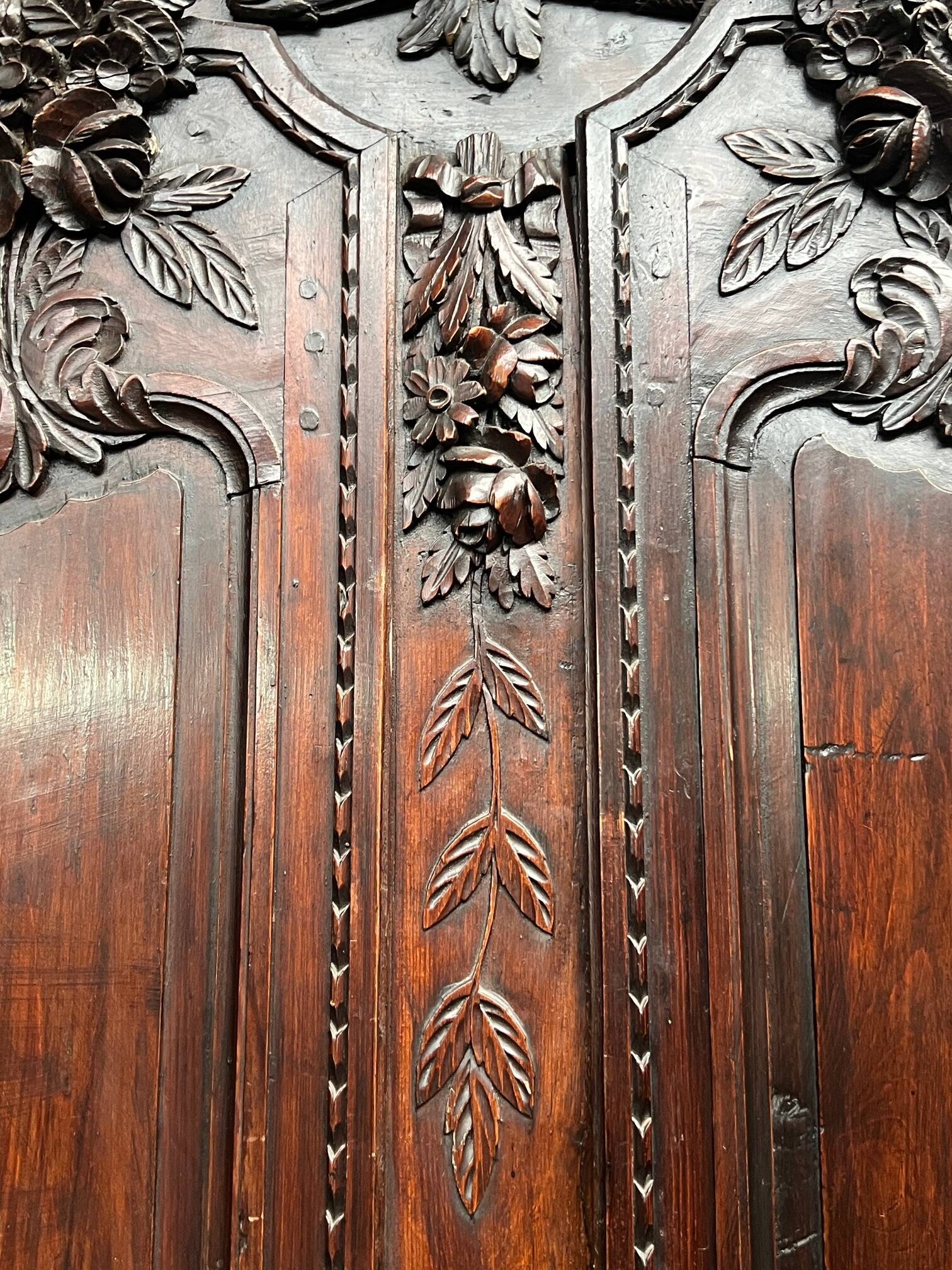 Armoire de mariage normande ancienne. Chêne sculpté.