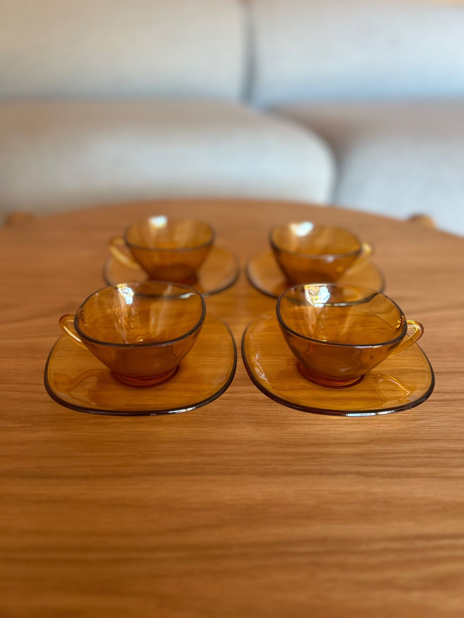 Service for 4 cups & saucers Vereco square with rounded corners amber glass 70s