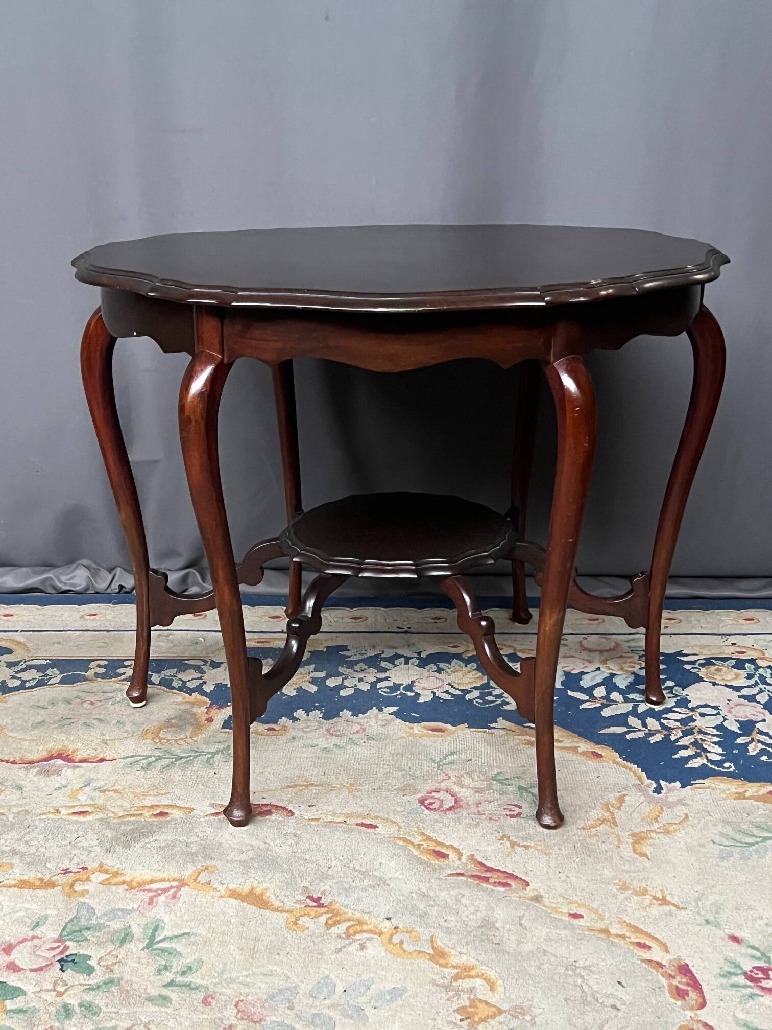 Victorian style coffee table. Mahogany. England. 19th century.
