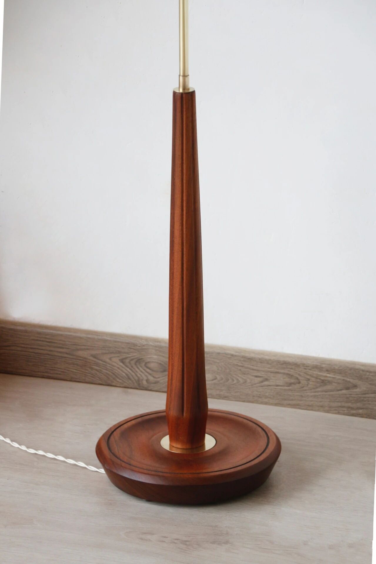Lampadaire années 60 en teck et laiton – luminaire vintage