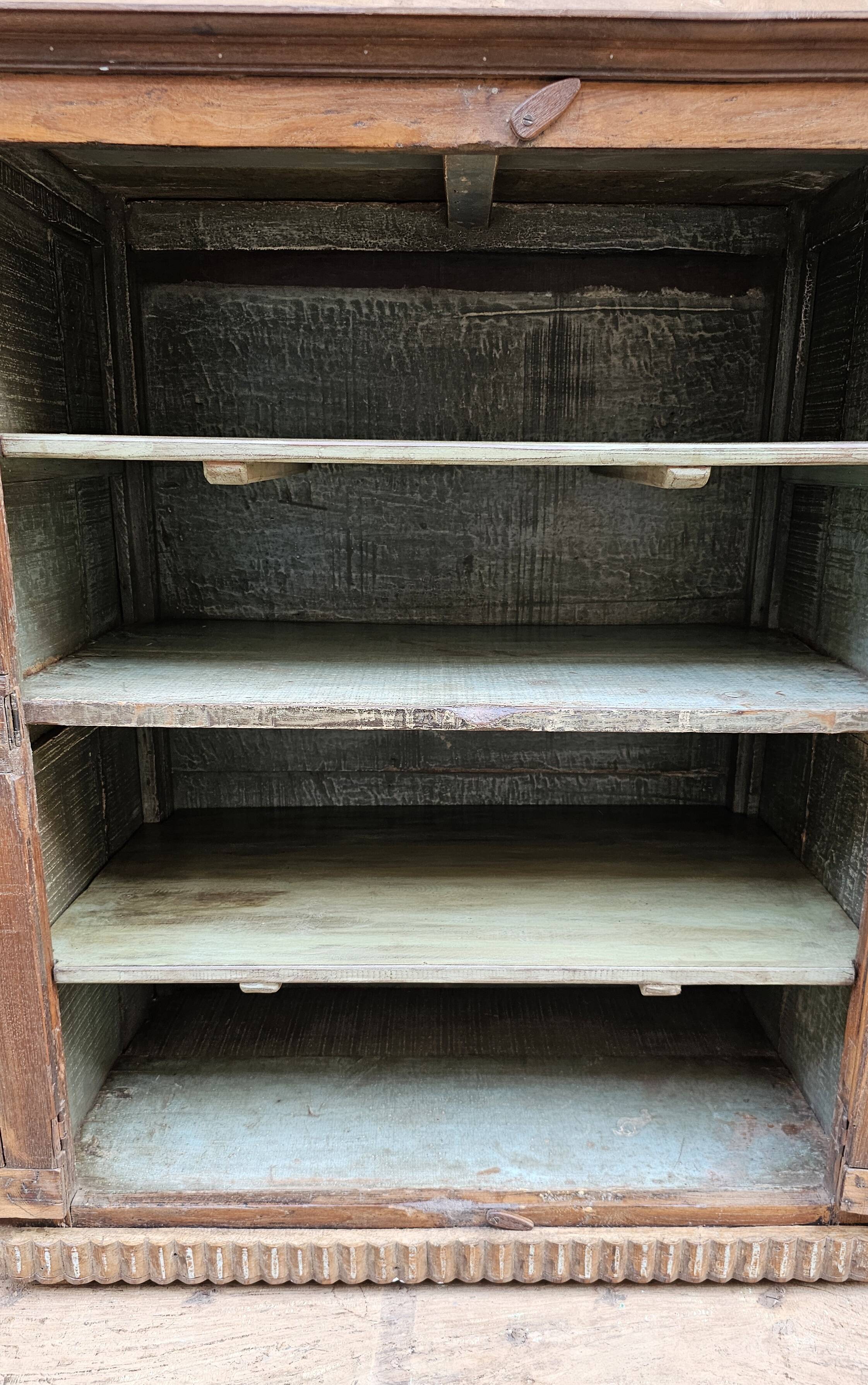 Ancien cabinet vitré en teck birman