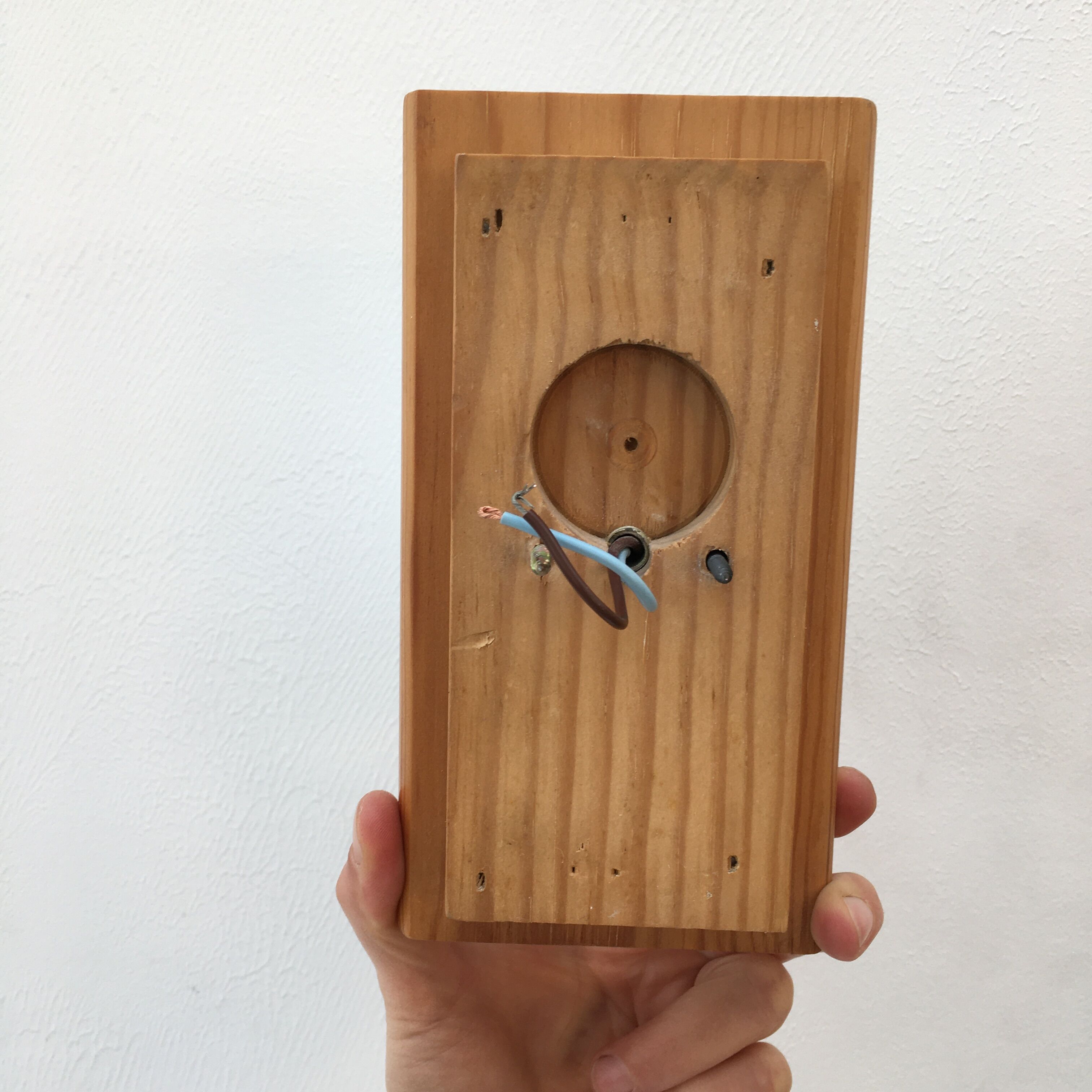 Modernist wall lamp in pine and opaline