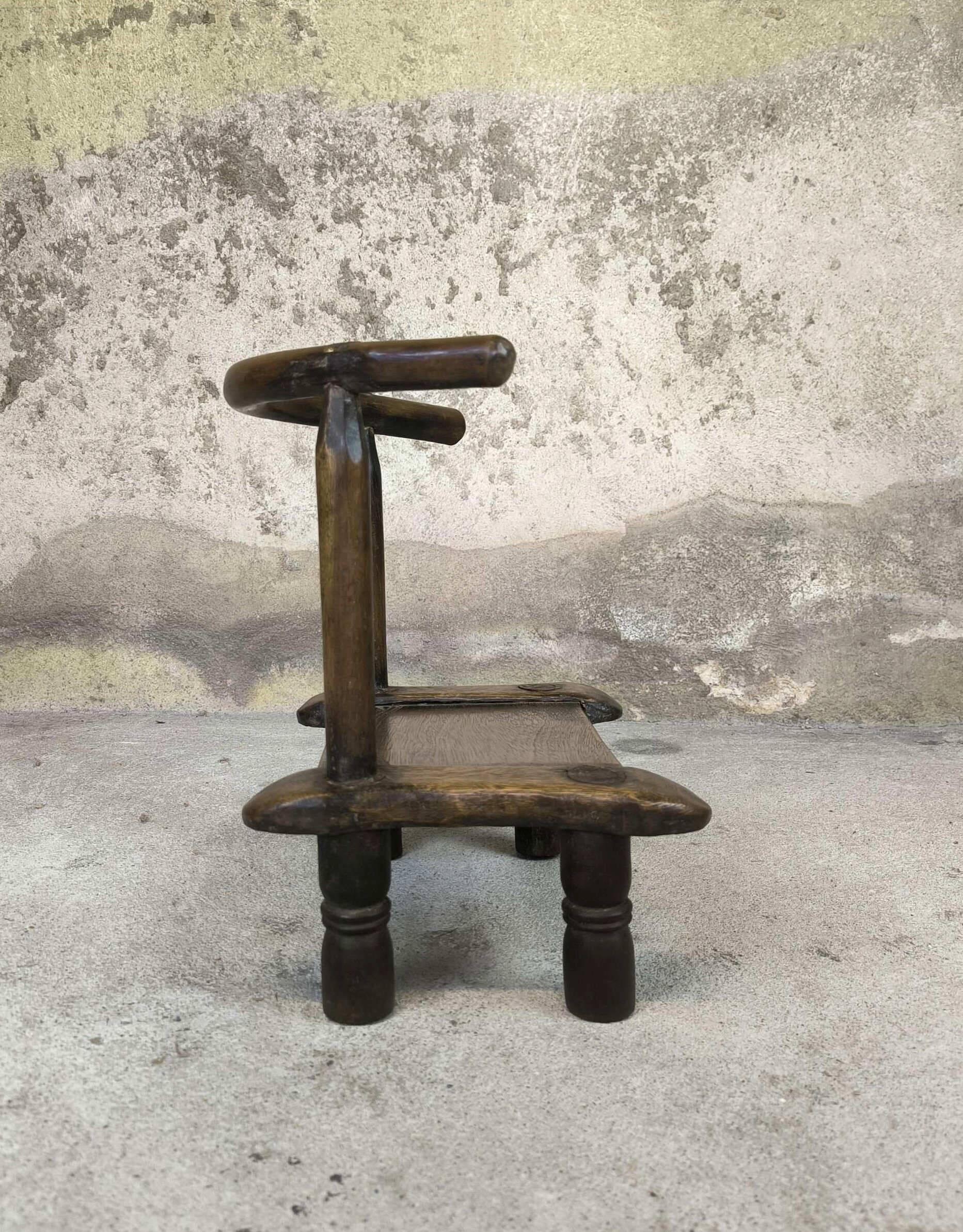 Petite chaise baoulé en bois