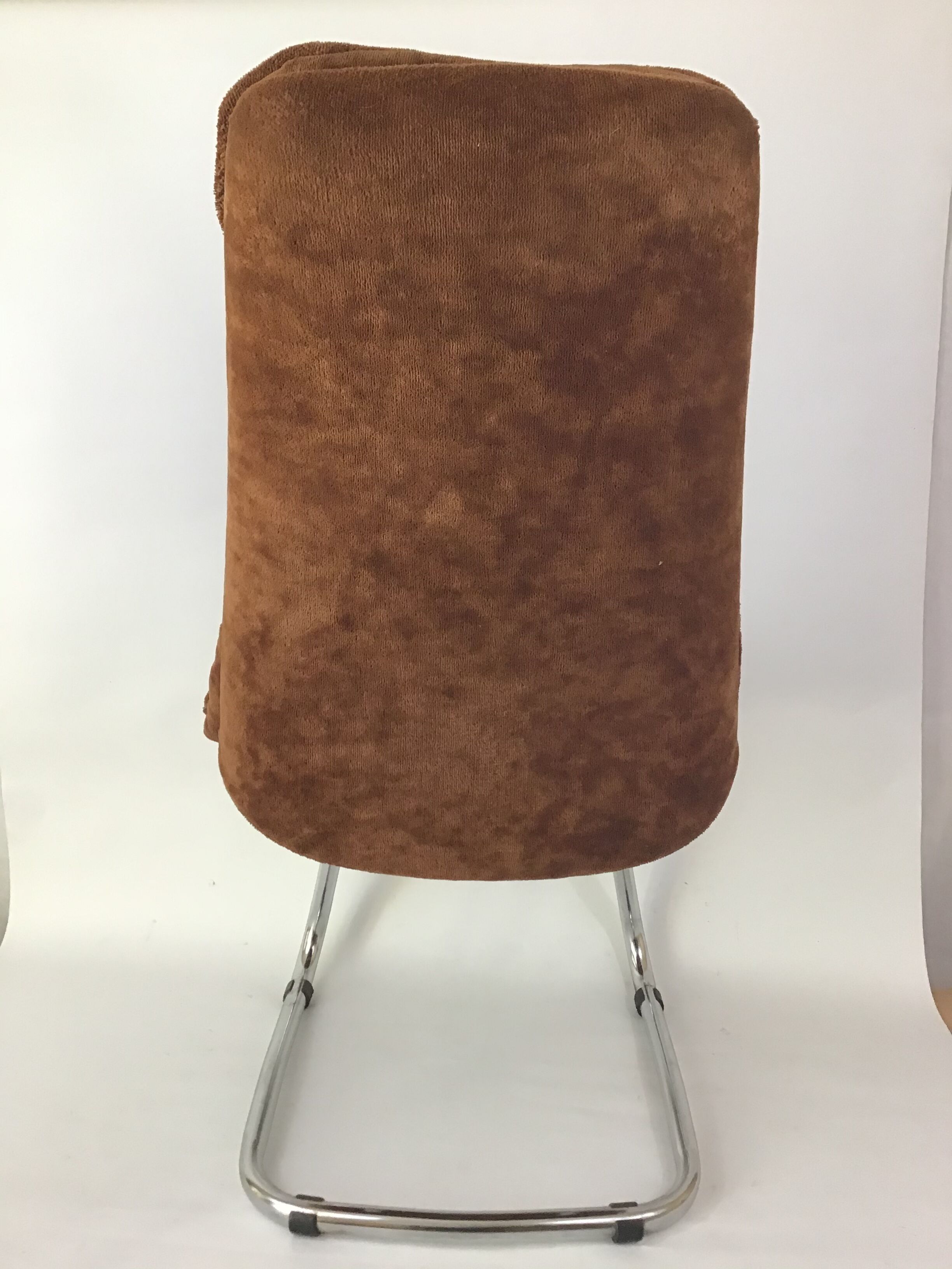 4 velvet-hulled chairs