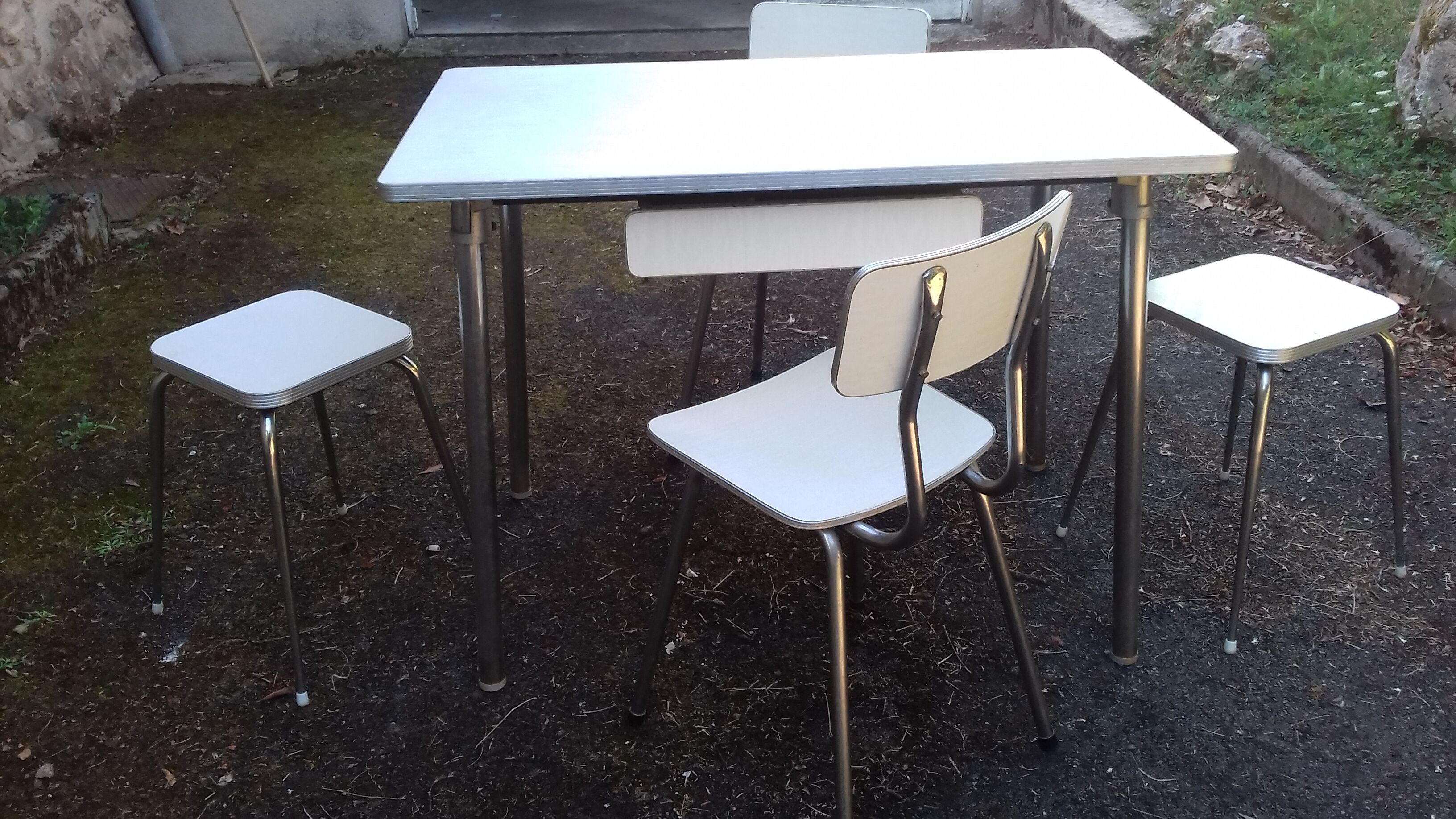 Table, chairs and stools formica