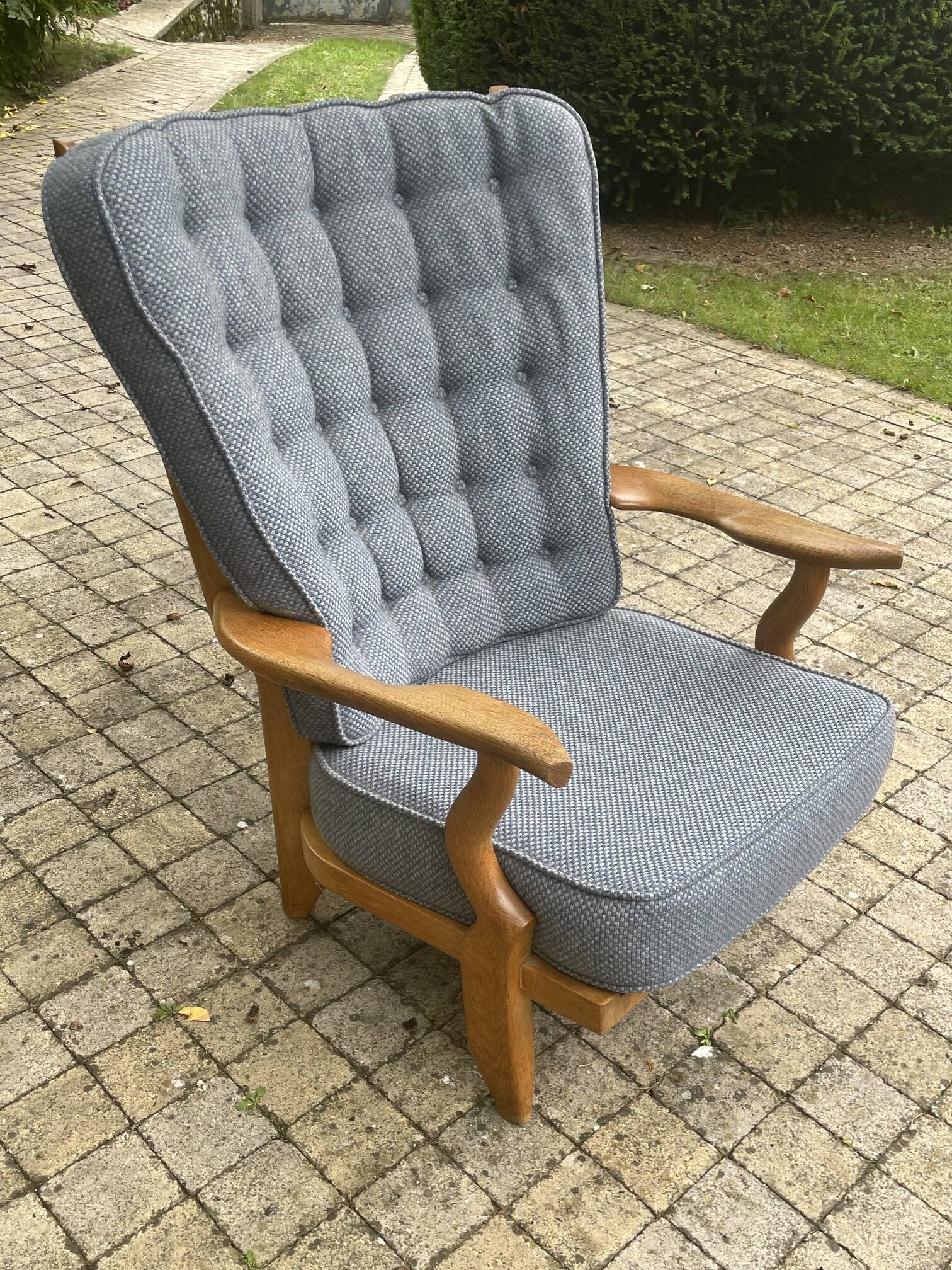"Grand Repos" armchair in solid oak by Guillerme and Chambron (1960s)