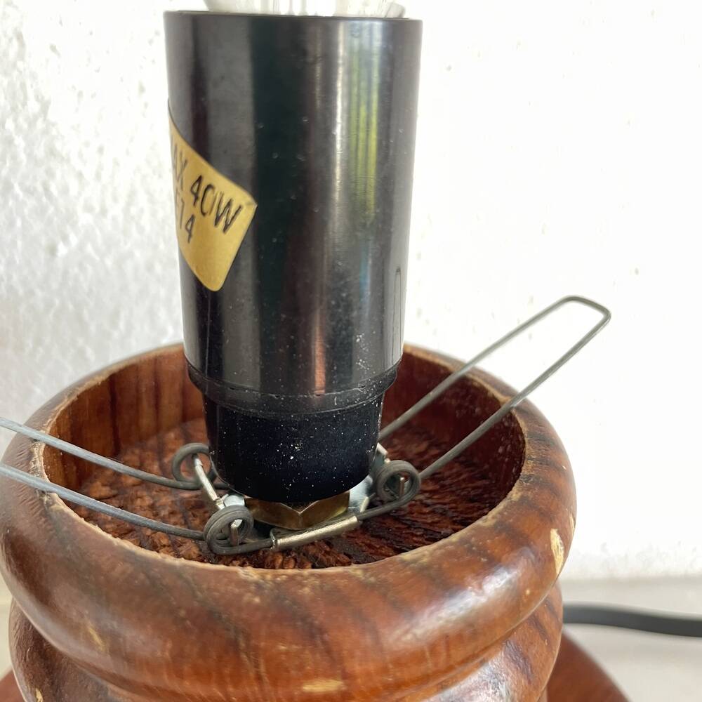 Paire de lampes de table en bois et en verre de style mid-century