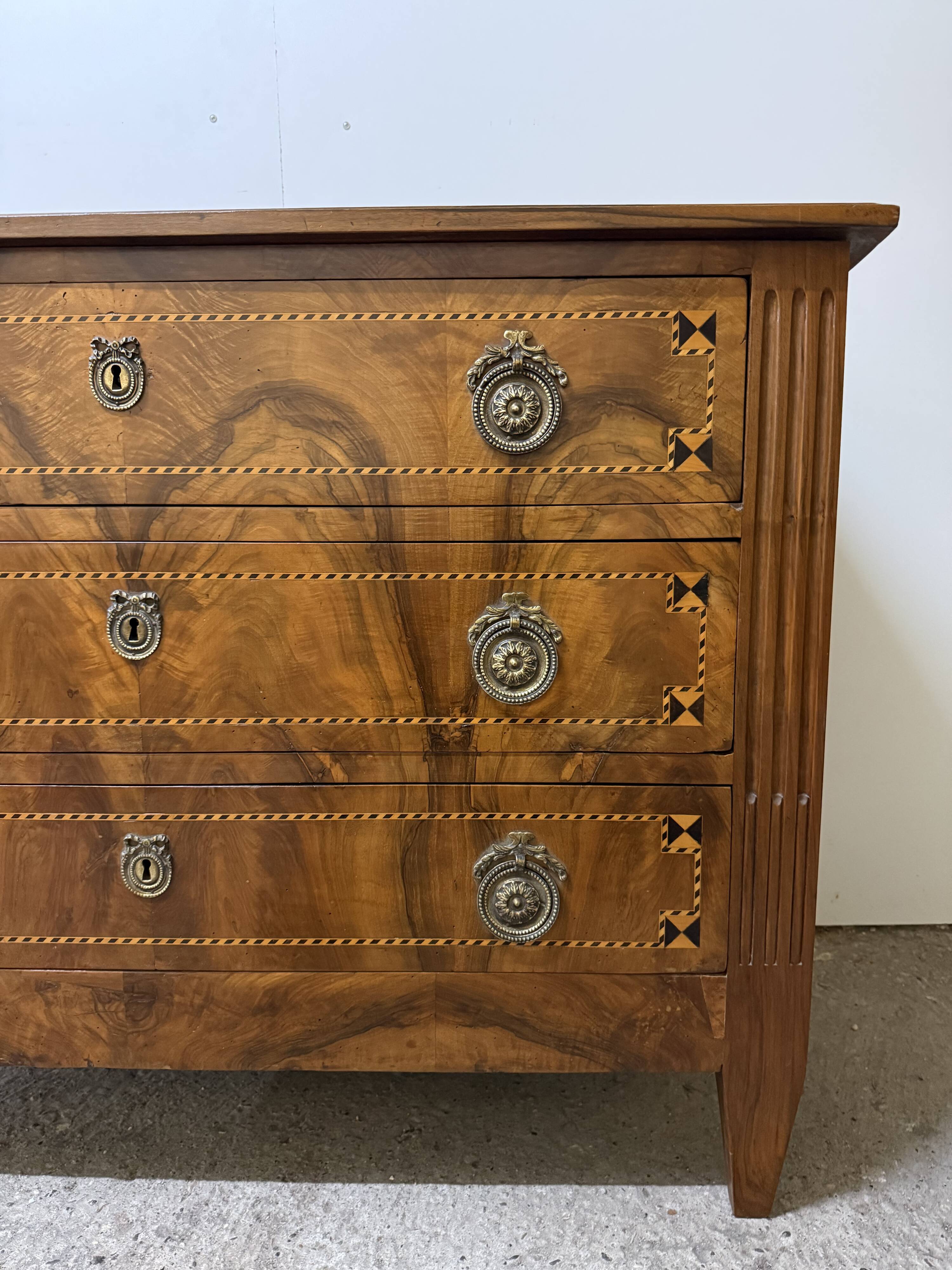 Commode en noyer de style Louis XVI