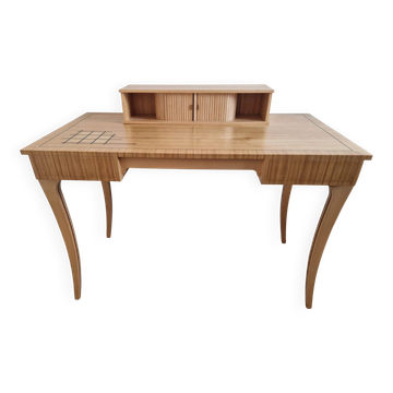 Contemporary desk with its tiered seating.