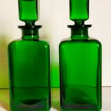 Duo de flacons-carafes en verre vert vintages