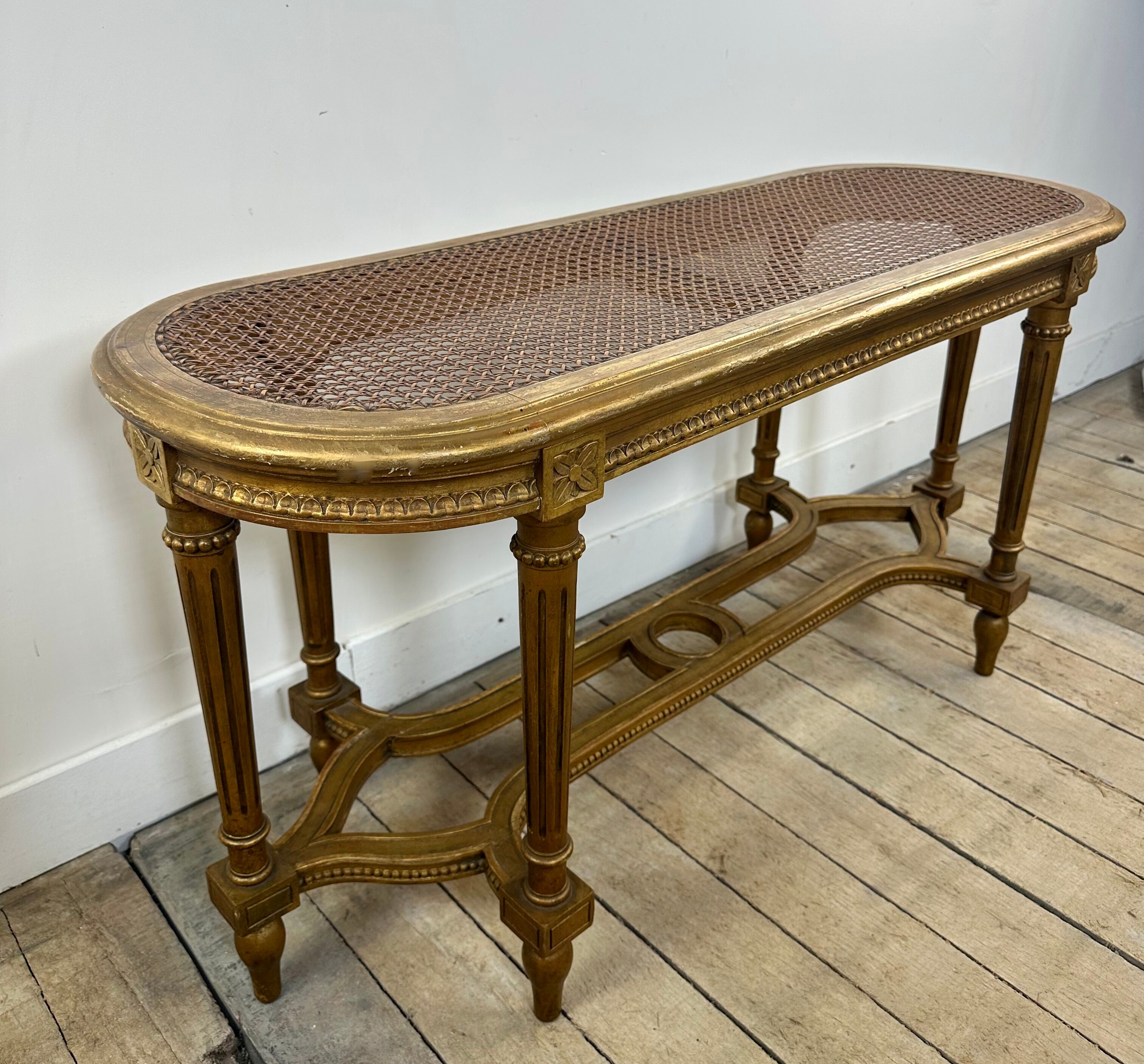 Banquette cannée dorée de style Louis XV