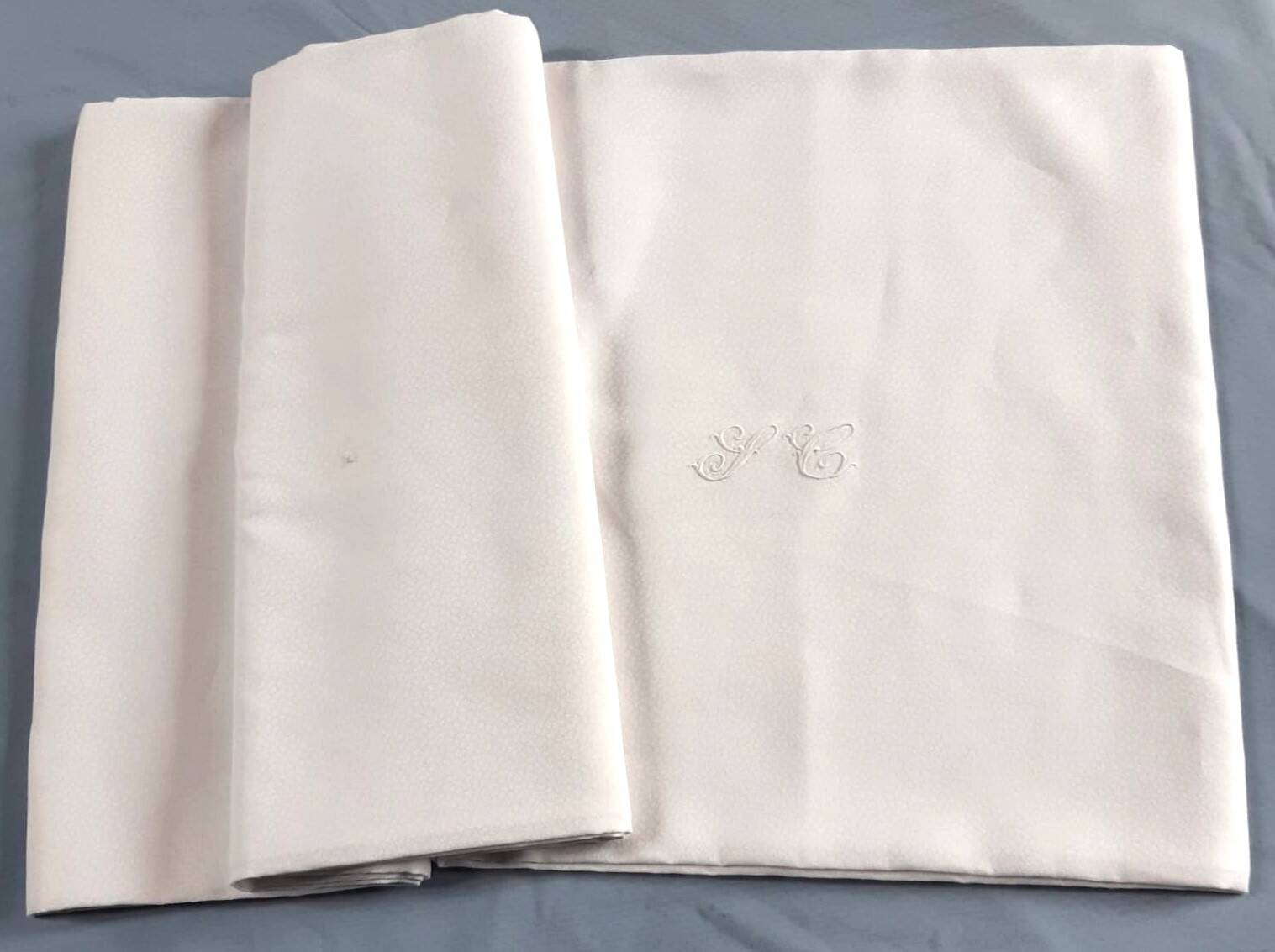 Large marbled damask tablecloth 2m x 2m80 monogrammed SC