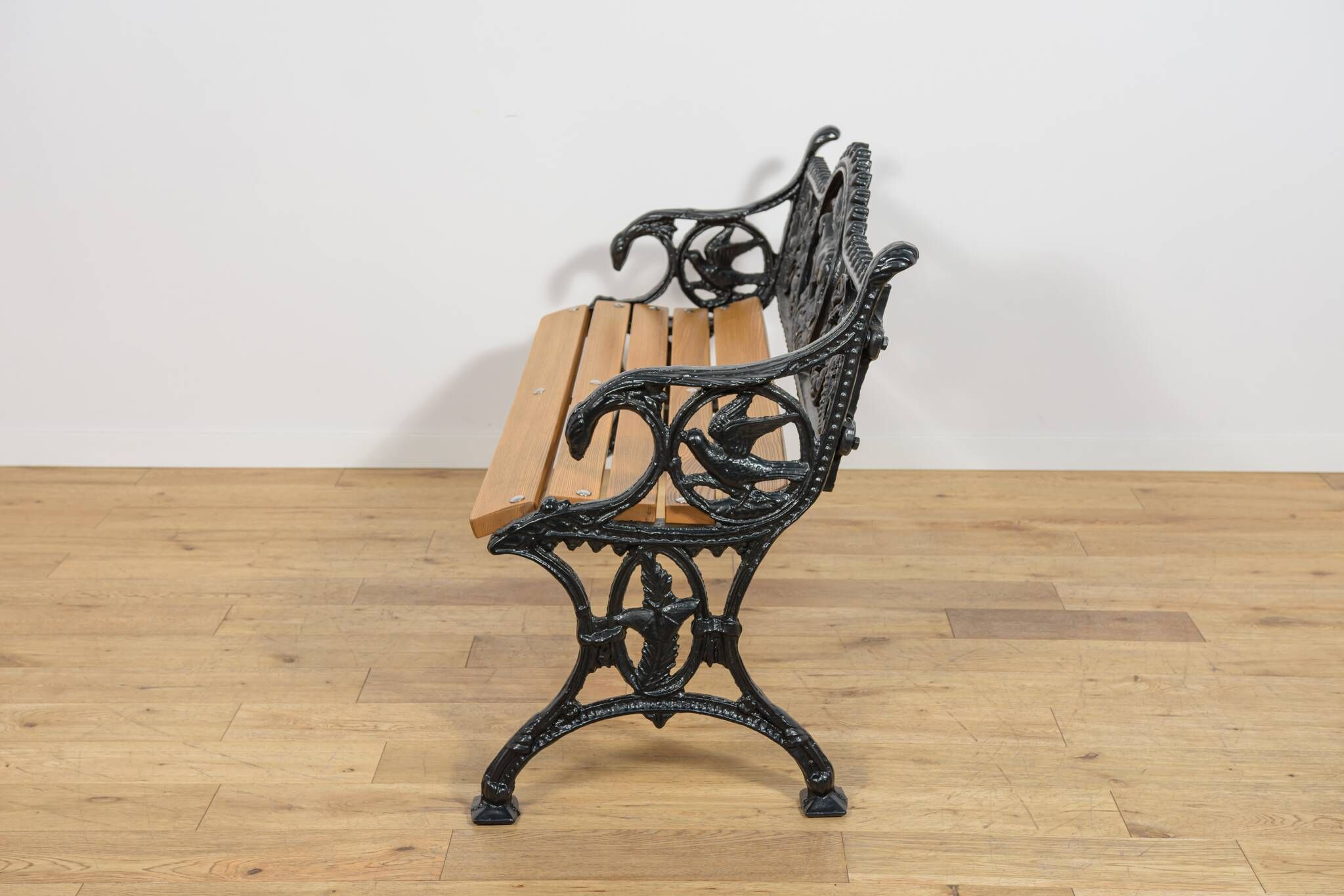 Victorian Cast Iron Garden Set – Bench and Two Armchairs, United Kingdom, Late 19th / Early 20th Century