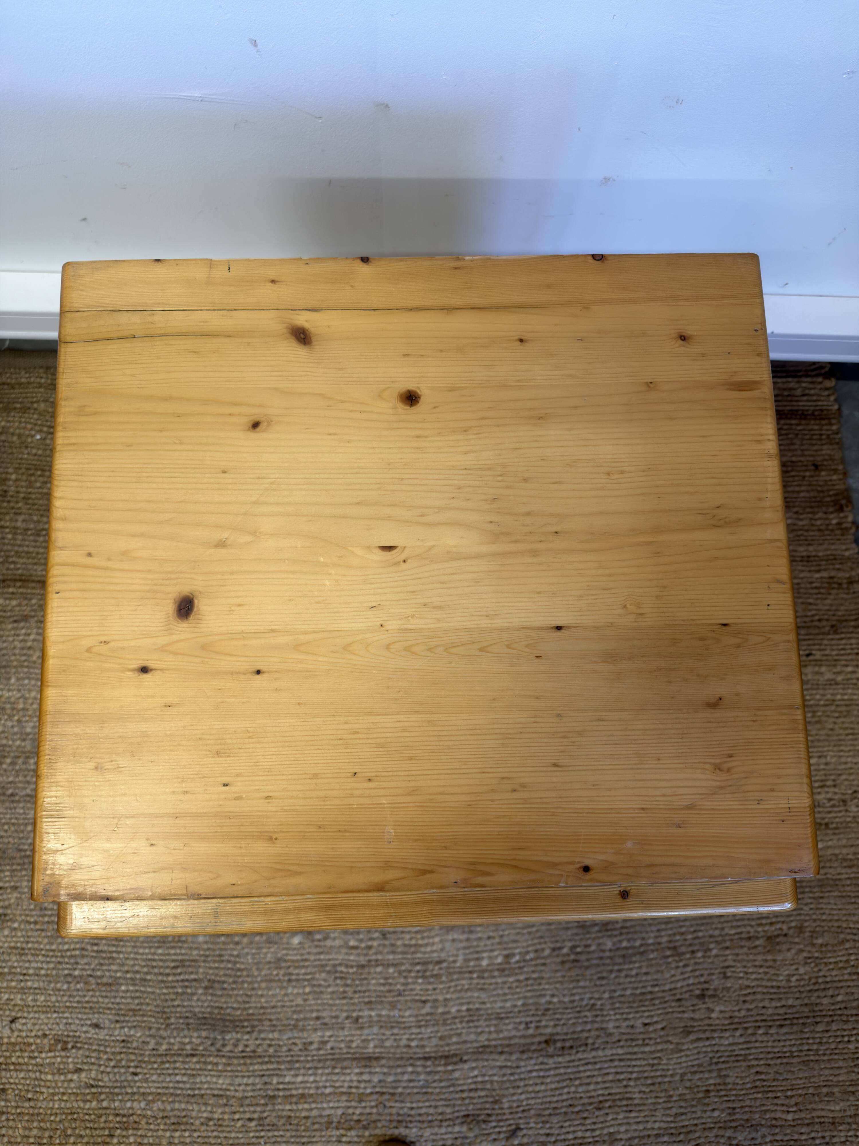 Commode Charlotte Perriand "Les Arcs" en pin massif – 4 tiroirs – Années 19
