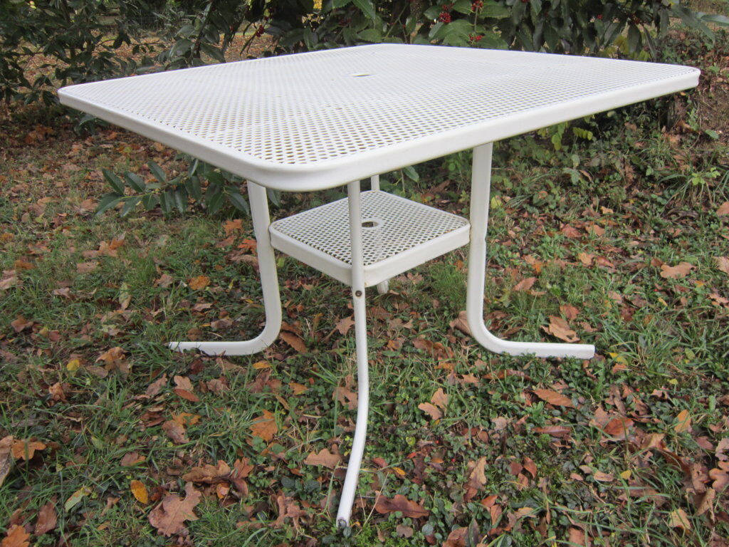 Table de jardin en métal perforé Emu