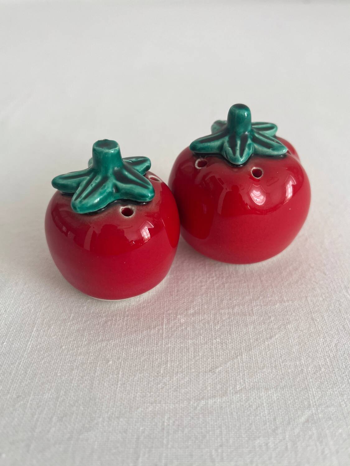 Salière et poivrier tomate en barbotine vintage