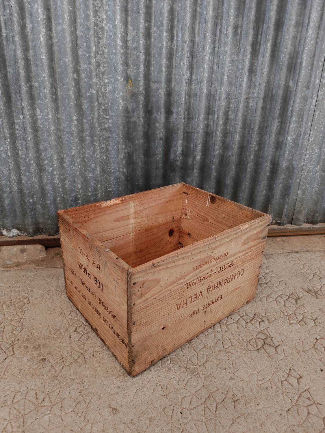 Old wooden crate Porto ADEGA