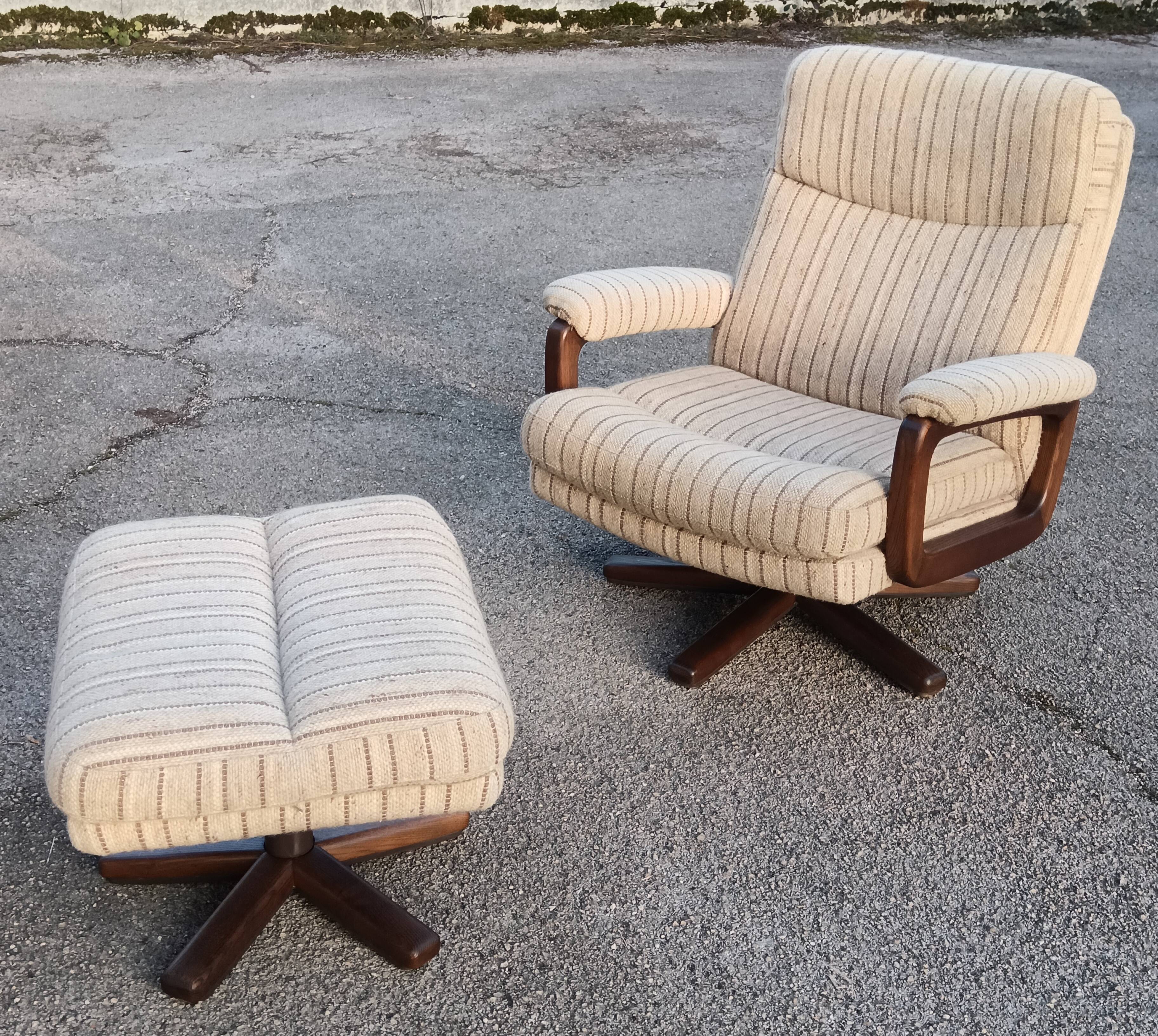 Mid-century 1970 swivel armchair and ottoman