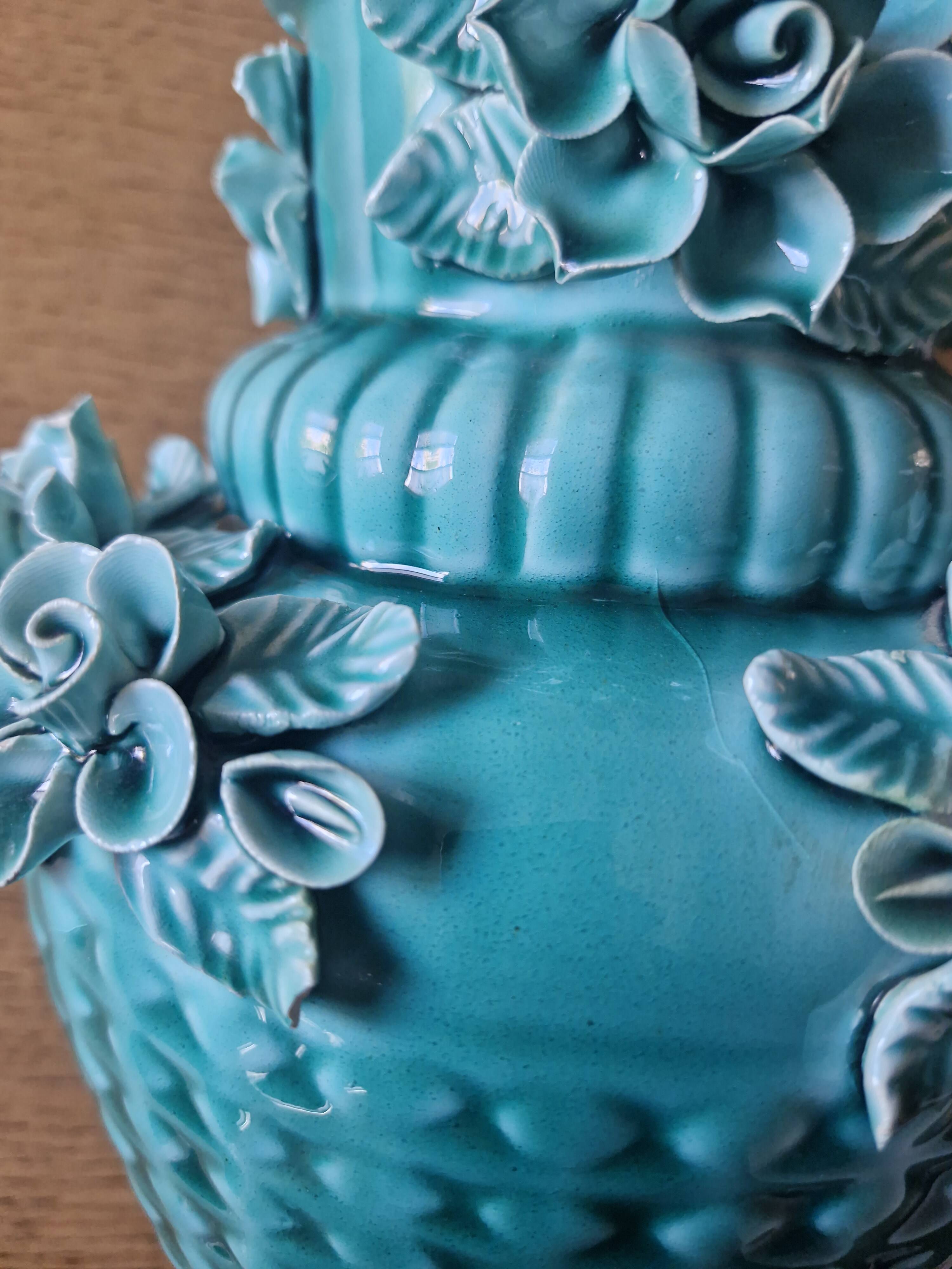 Vase ancien en barbotine bleu turquoise