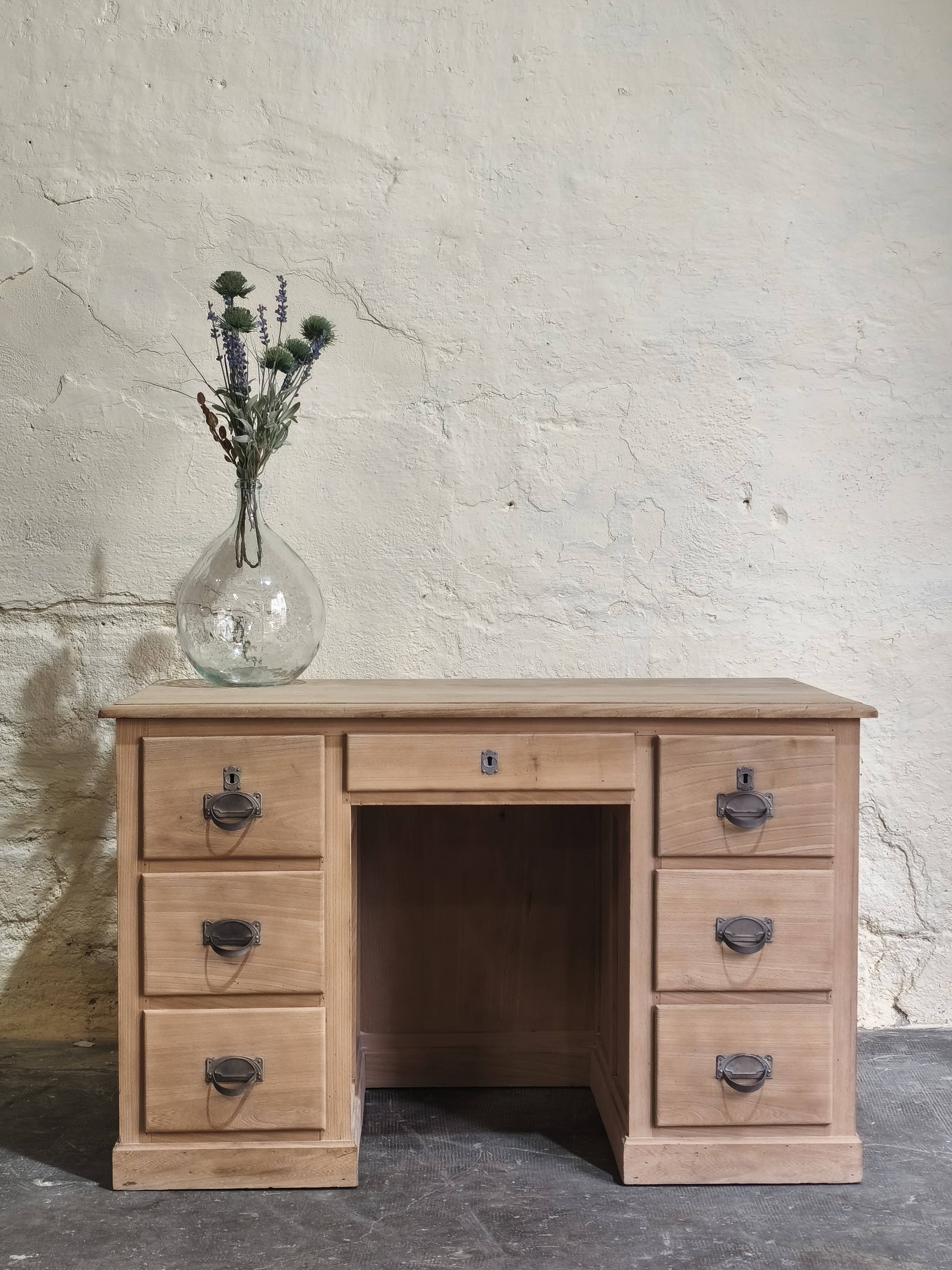 Desk in solid elm with natural airbrushing