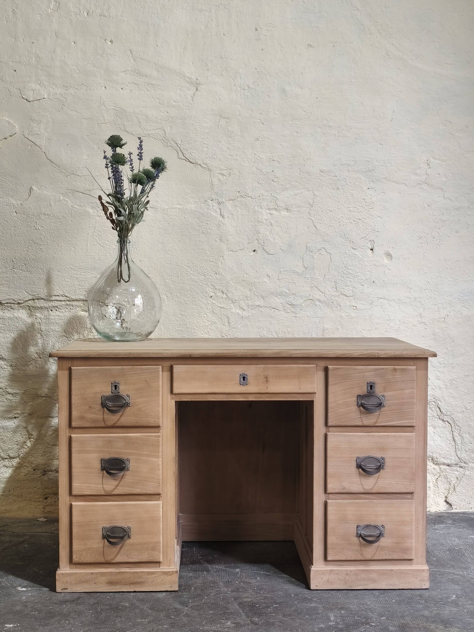 Desk in solid elm with natural airbrushing