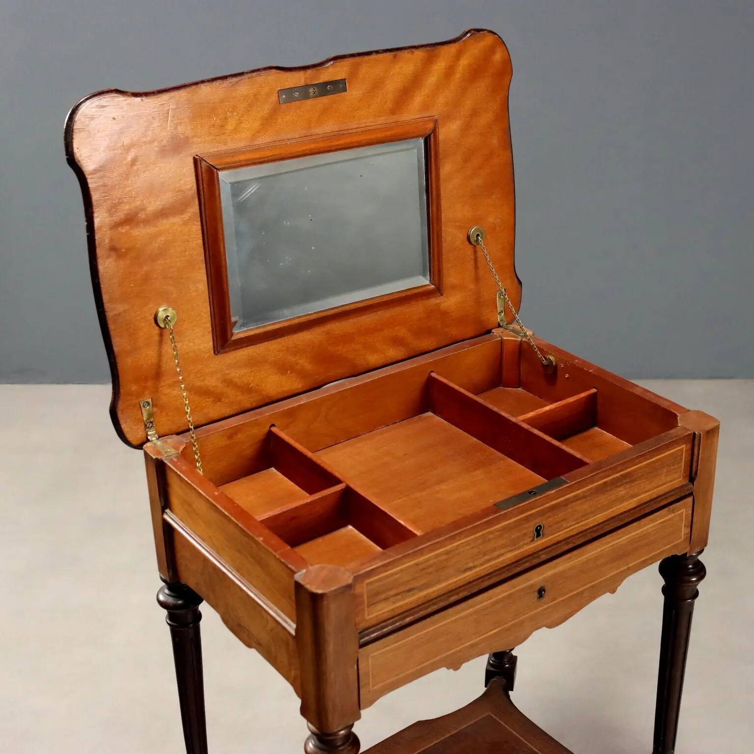 Table ancienne en essences de bois variées, Angleterre, XXe siècle