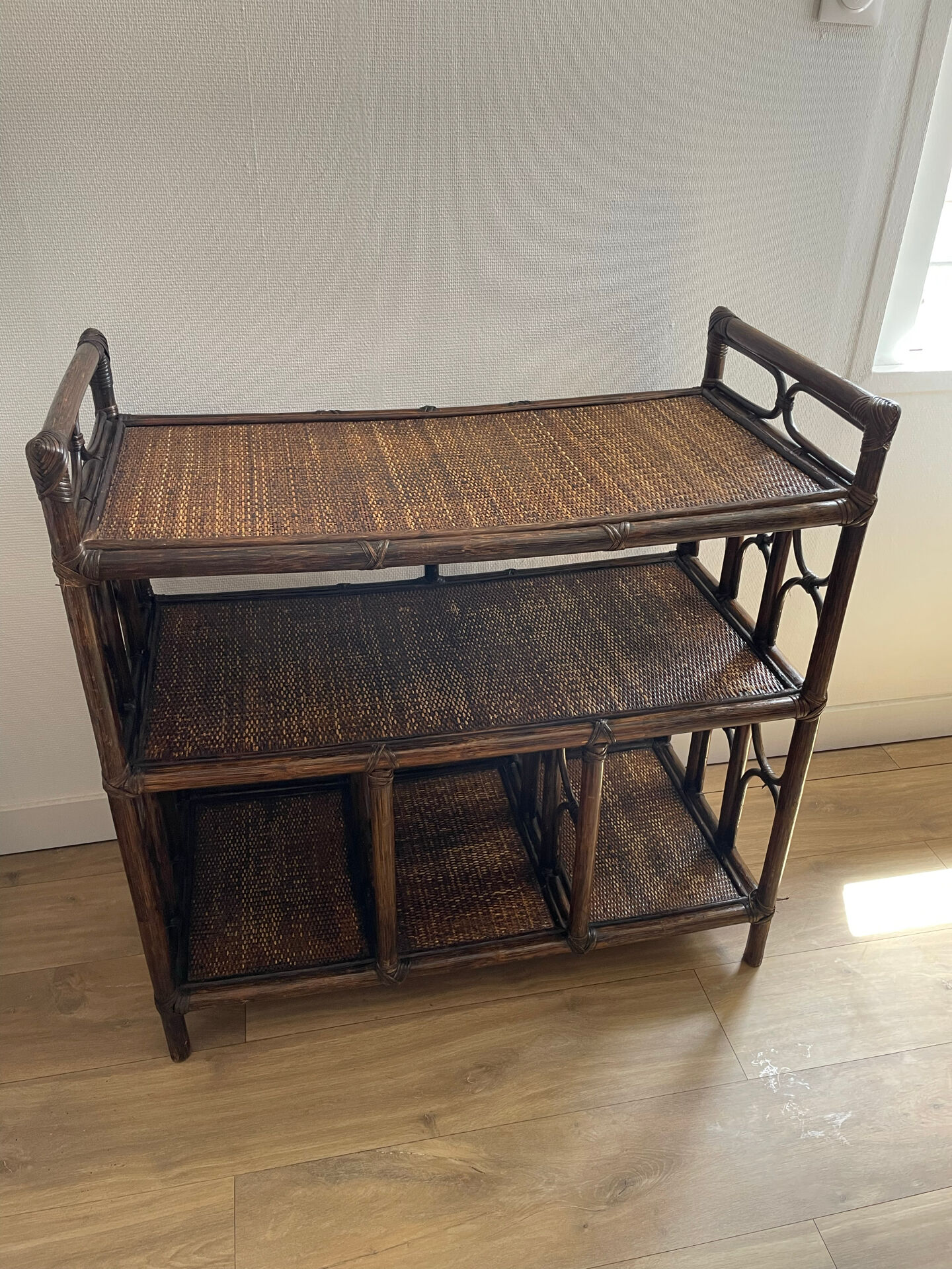 Étagère, console en rotin teinté