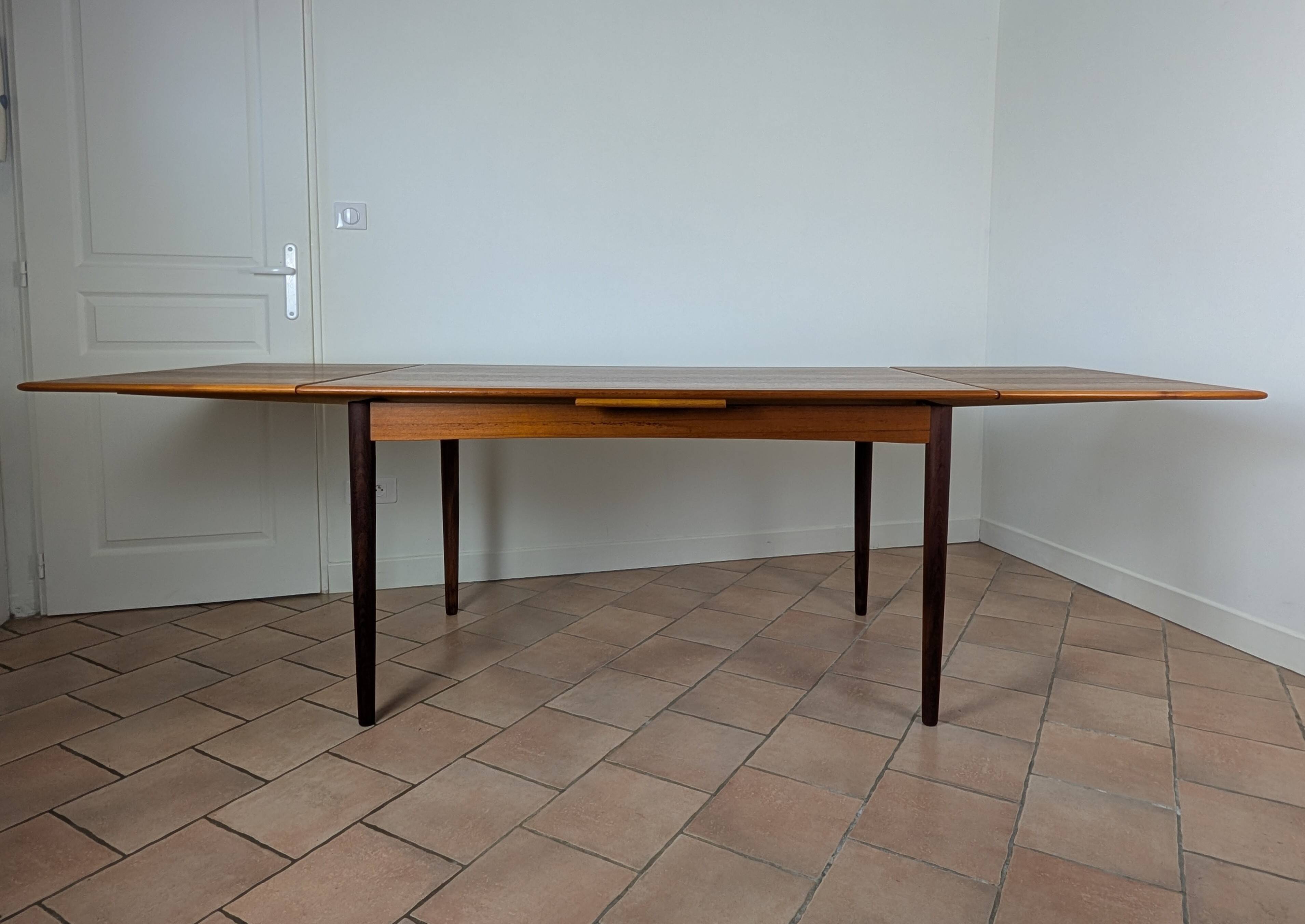 Scandinavian extendable table