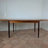 Scandinavian extendable table