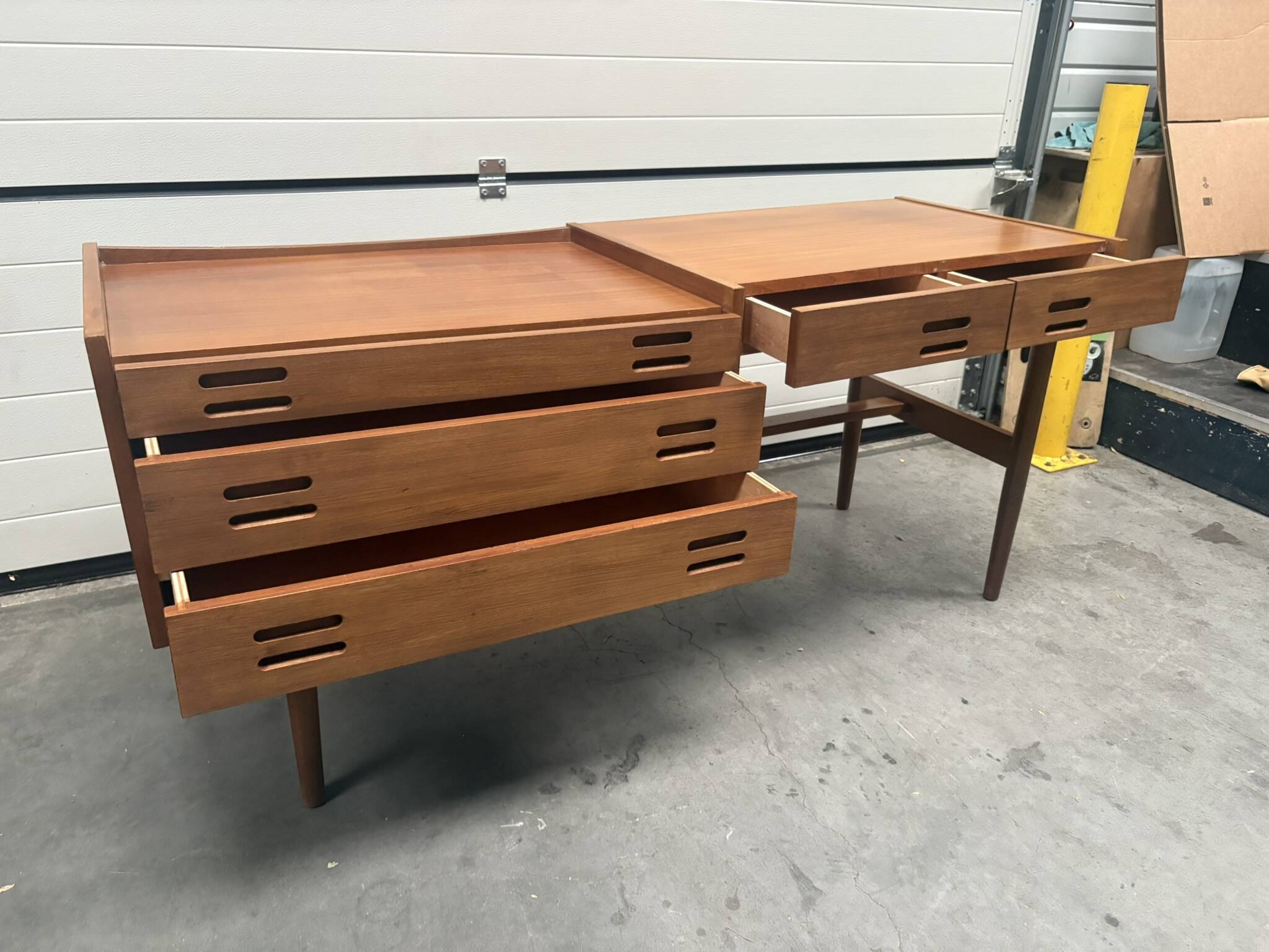 Bureau Scandinave midcentury à caisson et finition acajou