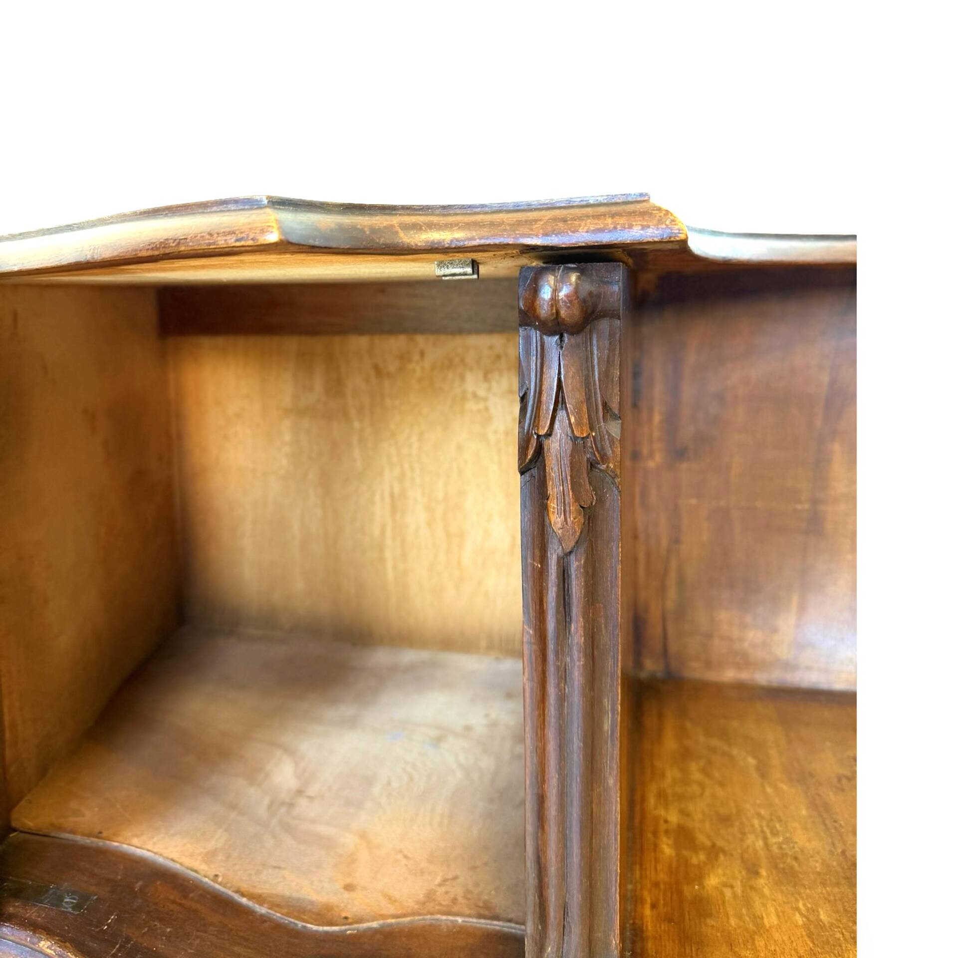 Italian console/petinus from the 1930s.