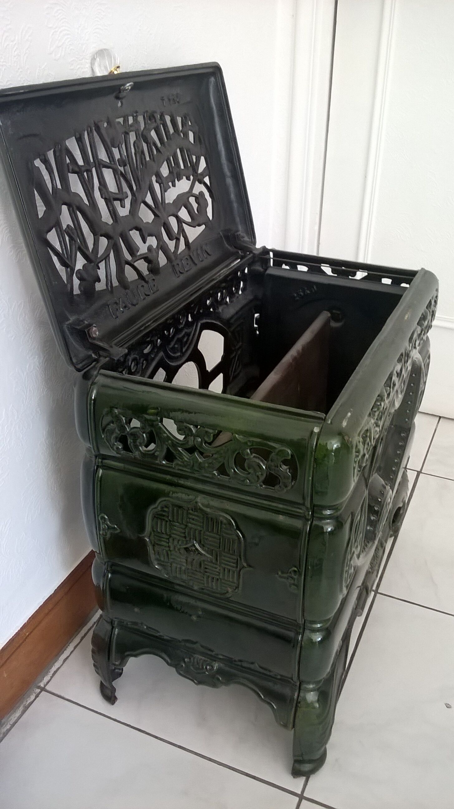 Enamelled cast iron stove for decoration