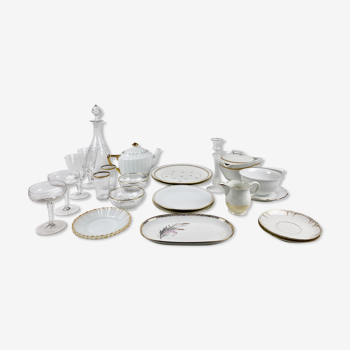 Service de table depareille blanc et doré -verrerie et porcelaine - 2 couverts - 23 pièces