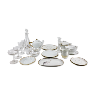 Service de table depareille blanc et doré -verrerie et porcelaine - 2 couverts - 23 pièces