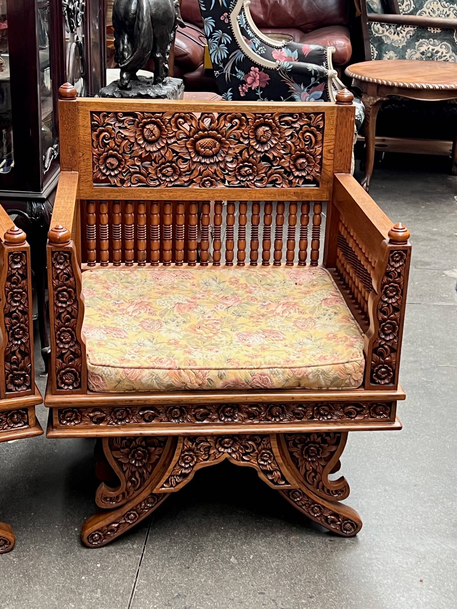 Paire de fauteuils bois, sculpté à la main