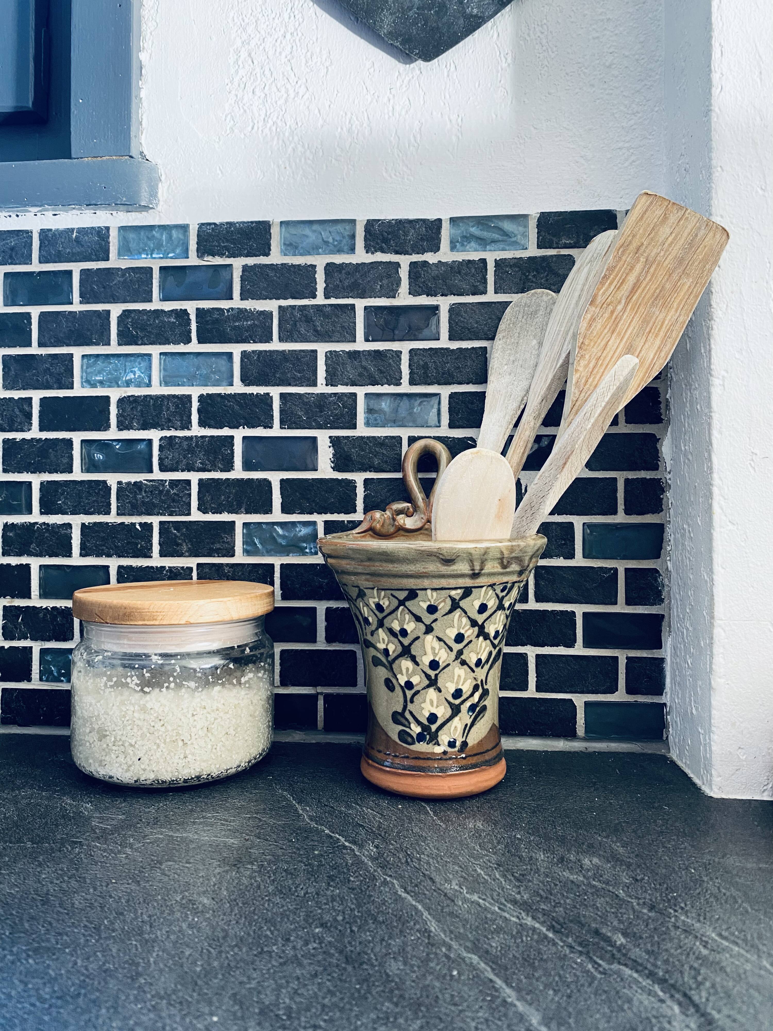 Wall-mounted or laying kitchen pot