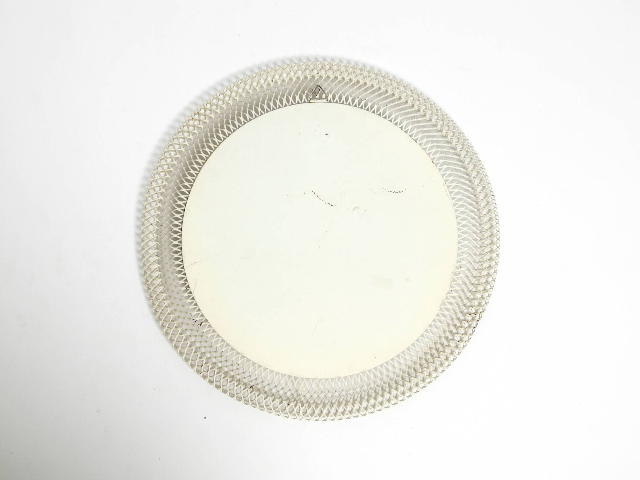 Miroir mural rond de style Mid-Century Modern avec un cadre en métal blanc expansé.