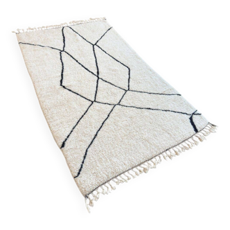 Traditional handmade Berber Beni Ouarin rug size 150 x 250