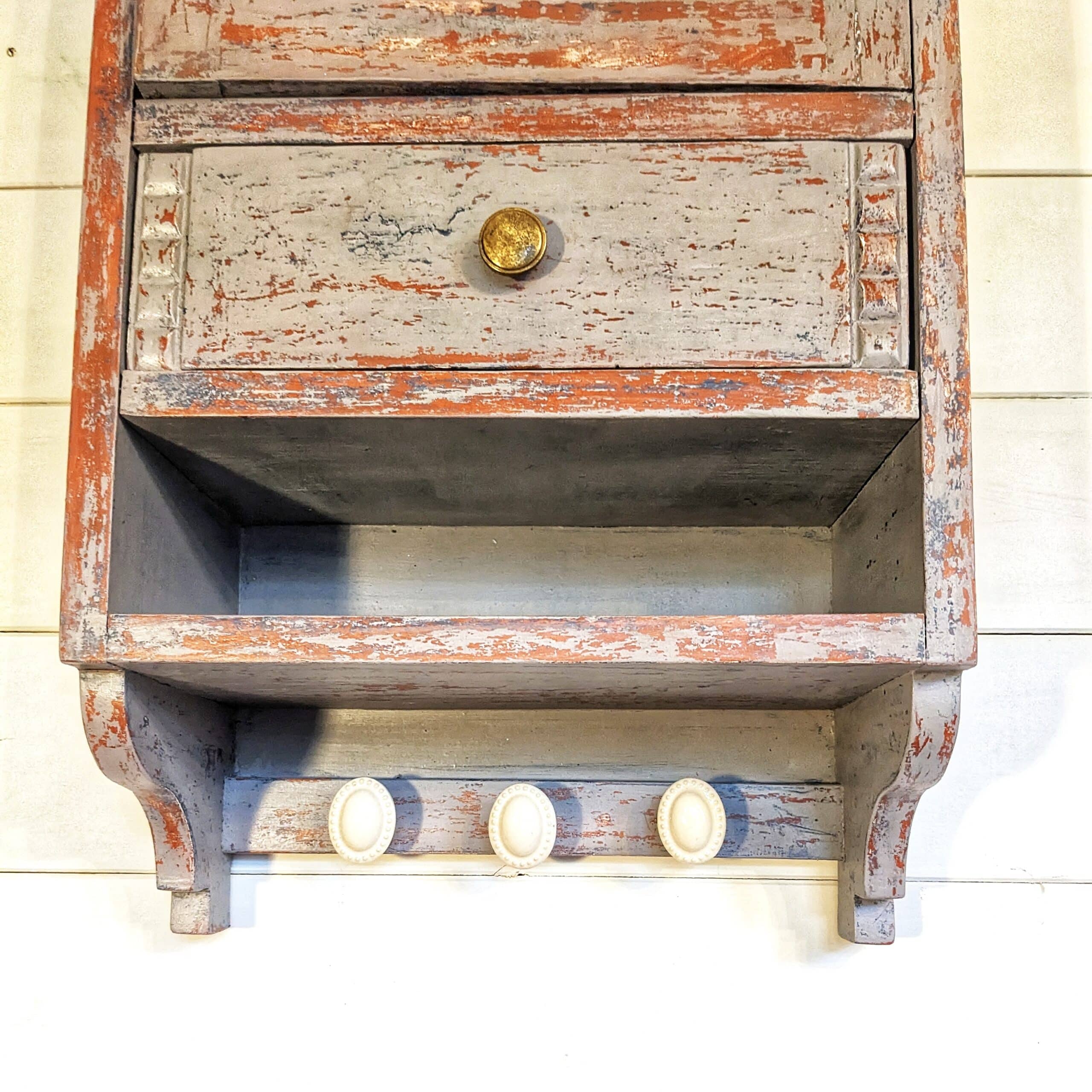Vitrine murale vitrée en bois massif gris effet vieilli