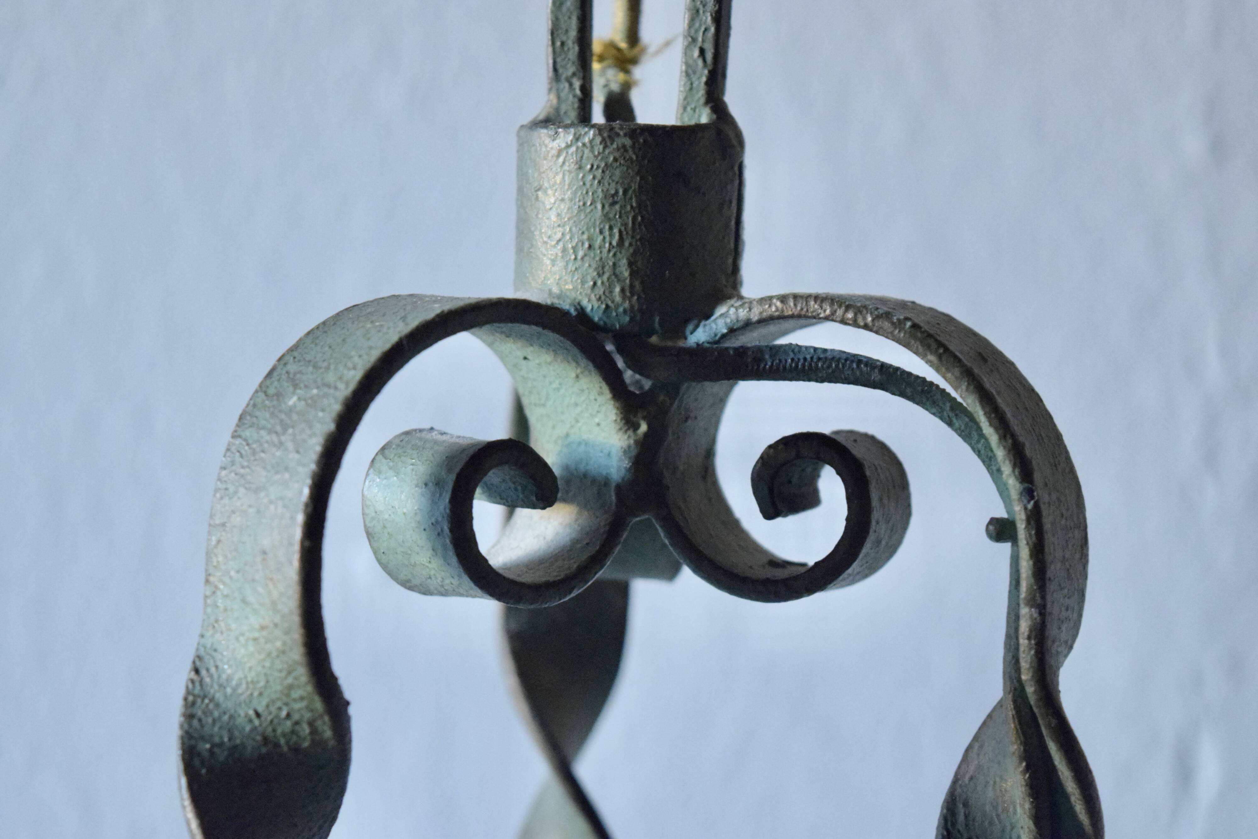 Ancien lustre en fer forgé
