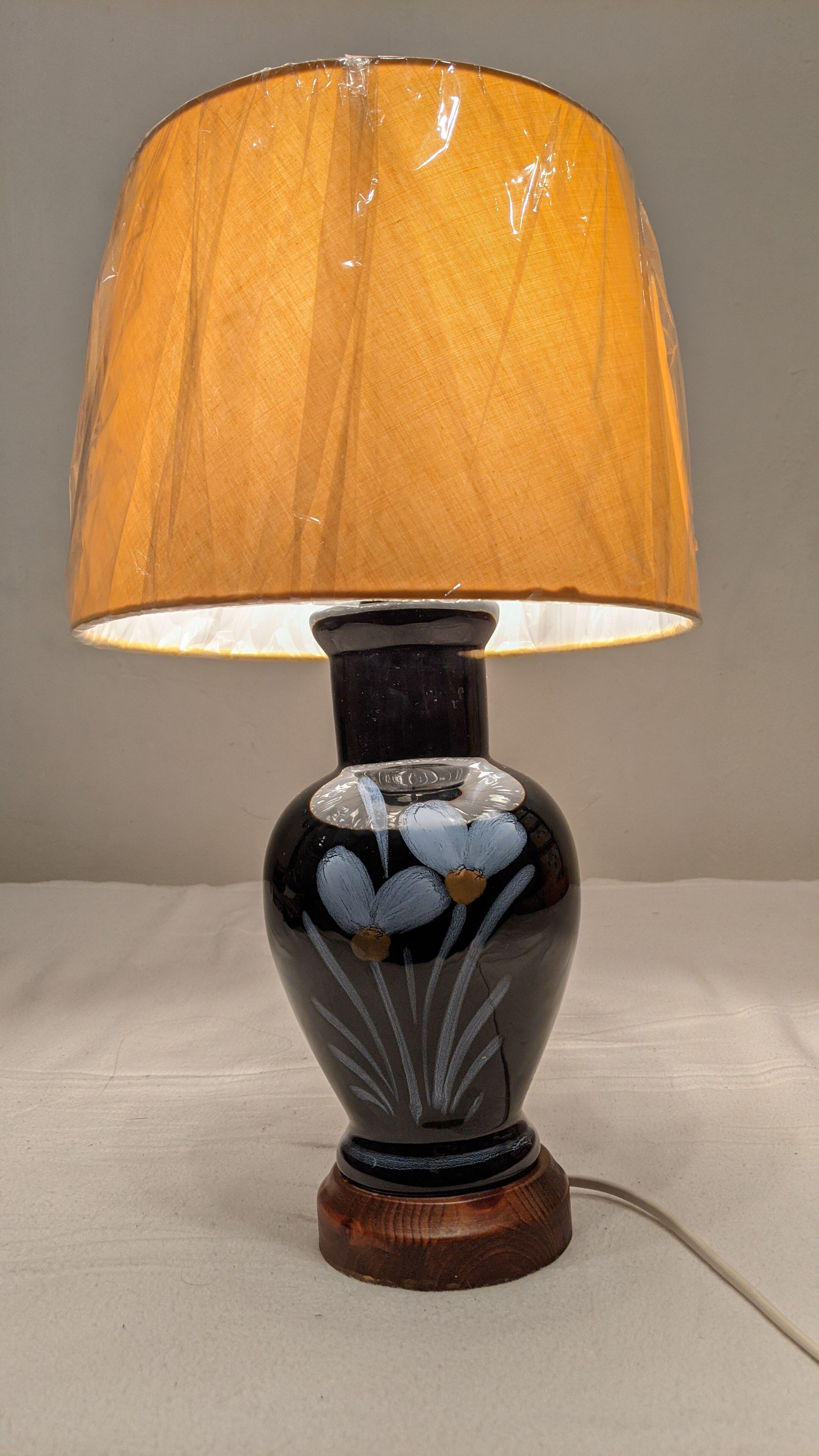 Very nice vintage lamp to lay in excellent hand-painted condition
