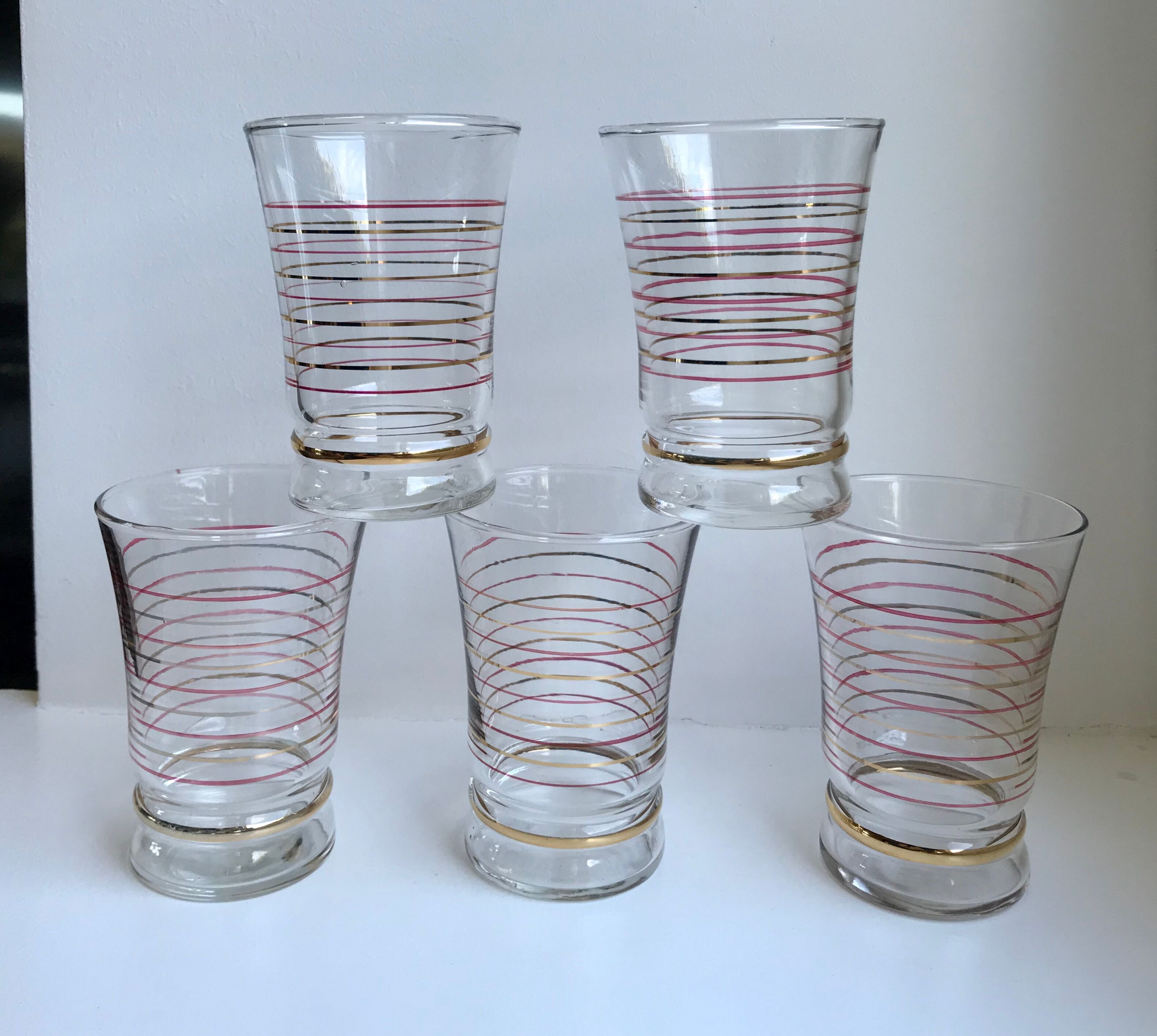 Lot de 5 verres à eau dorés et rouge années 50
