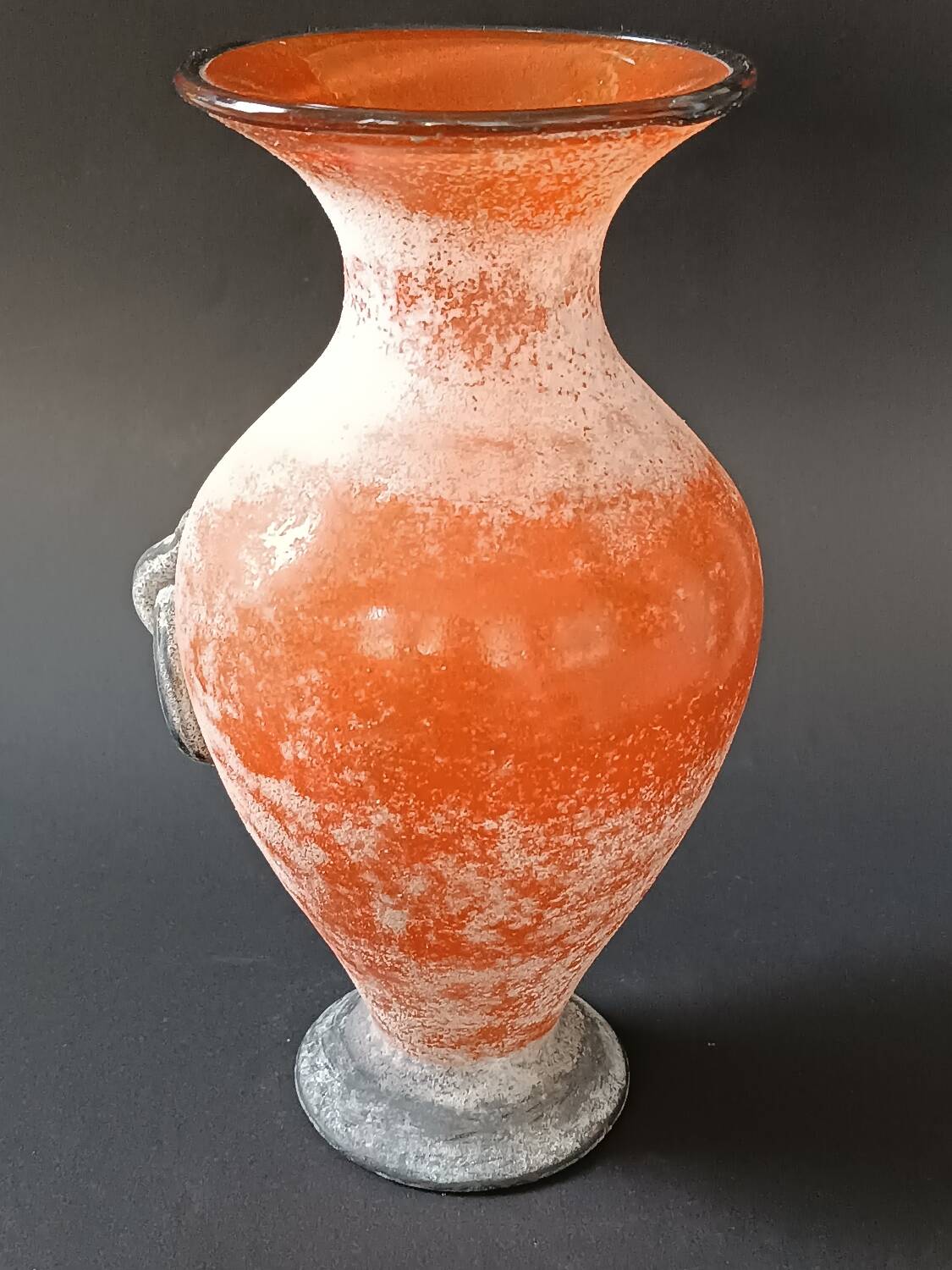 Amphora vase in scavo glass paste