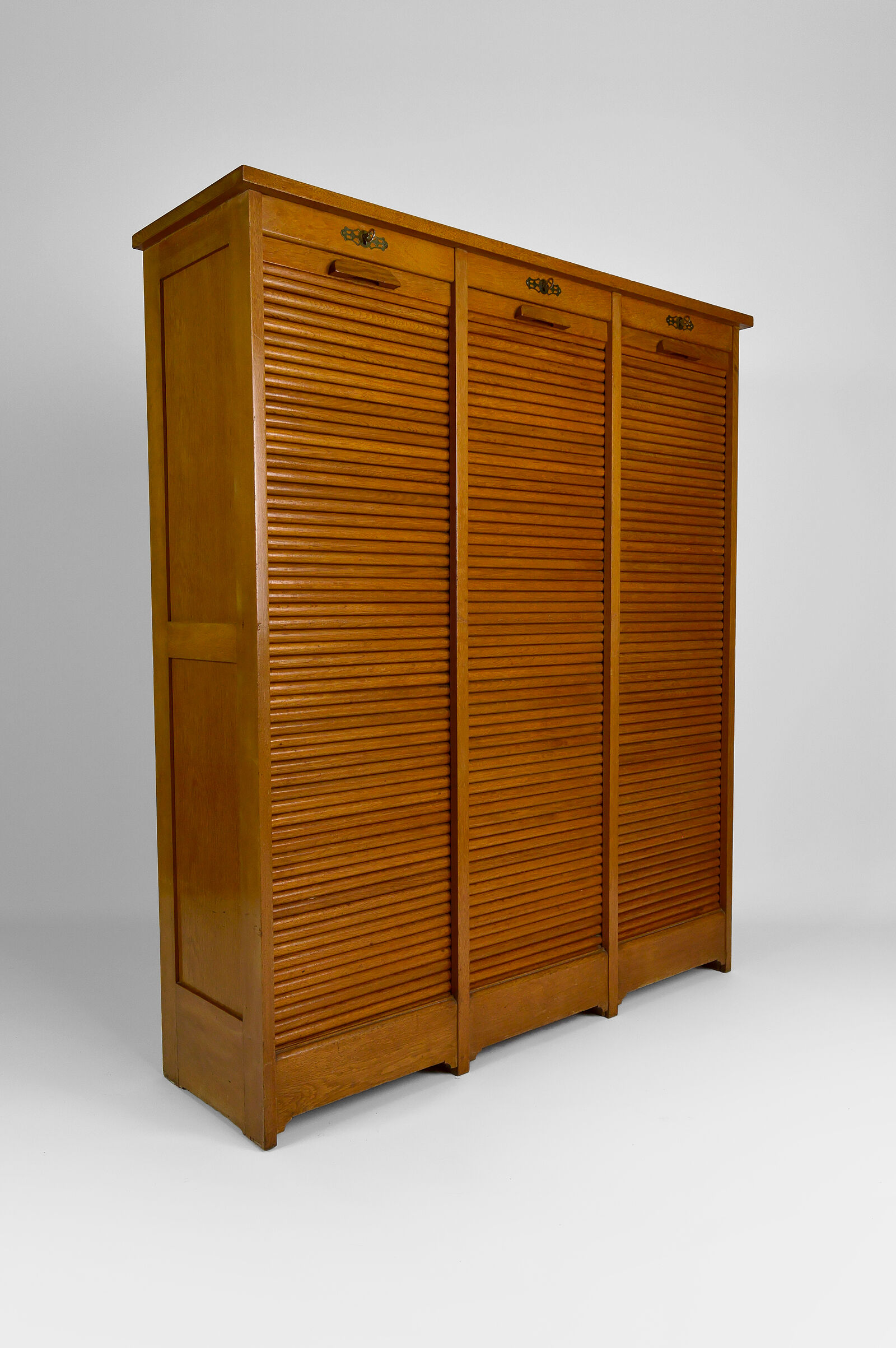 Large notary furniture with curtains by G.M. Radia, circa 1920