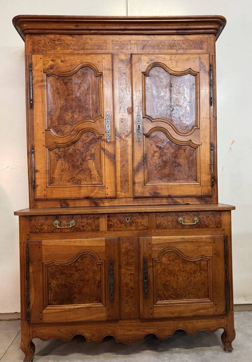 Bressan buffet with two bodies from the Louis XV period in walnut and elm.