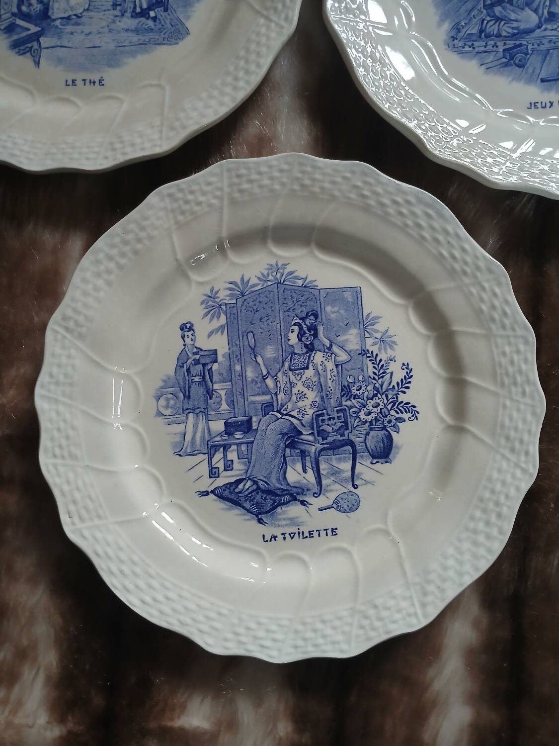 7 assiettes à dessert anciennes en Terre de fer 