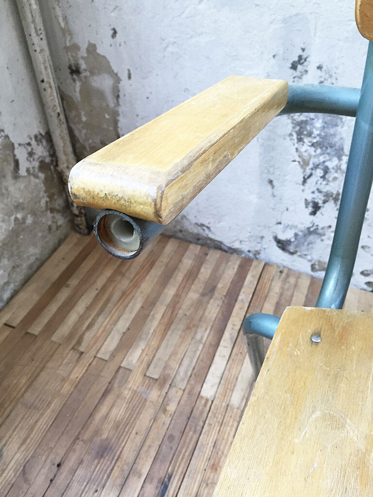 Master chair with armrests