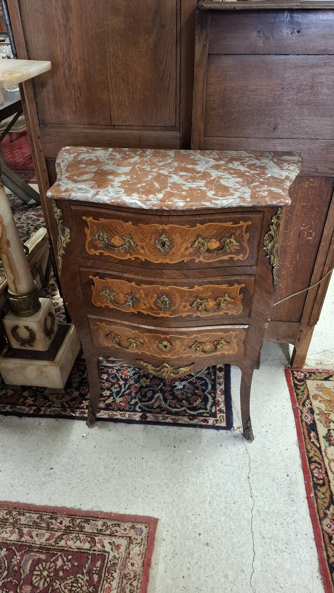 Commode de style Louis XV en marqueterie